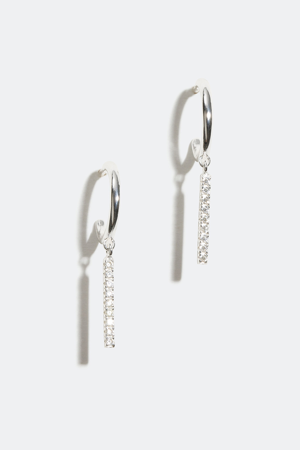 Små hoops i äkta silver med stavar och Cubic Zirconia i gruppen Smycken / Örhängen / Hoops / Hoops med hänge hos Glitter (553001441000)