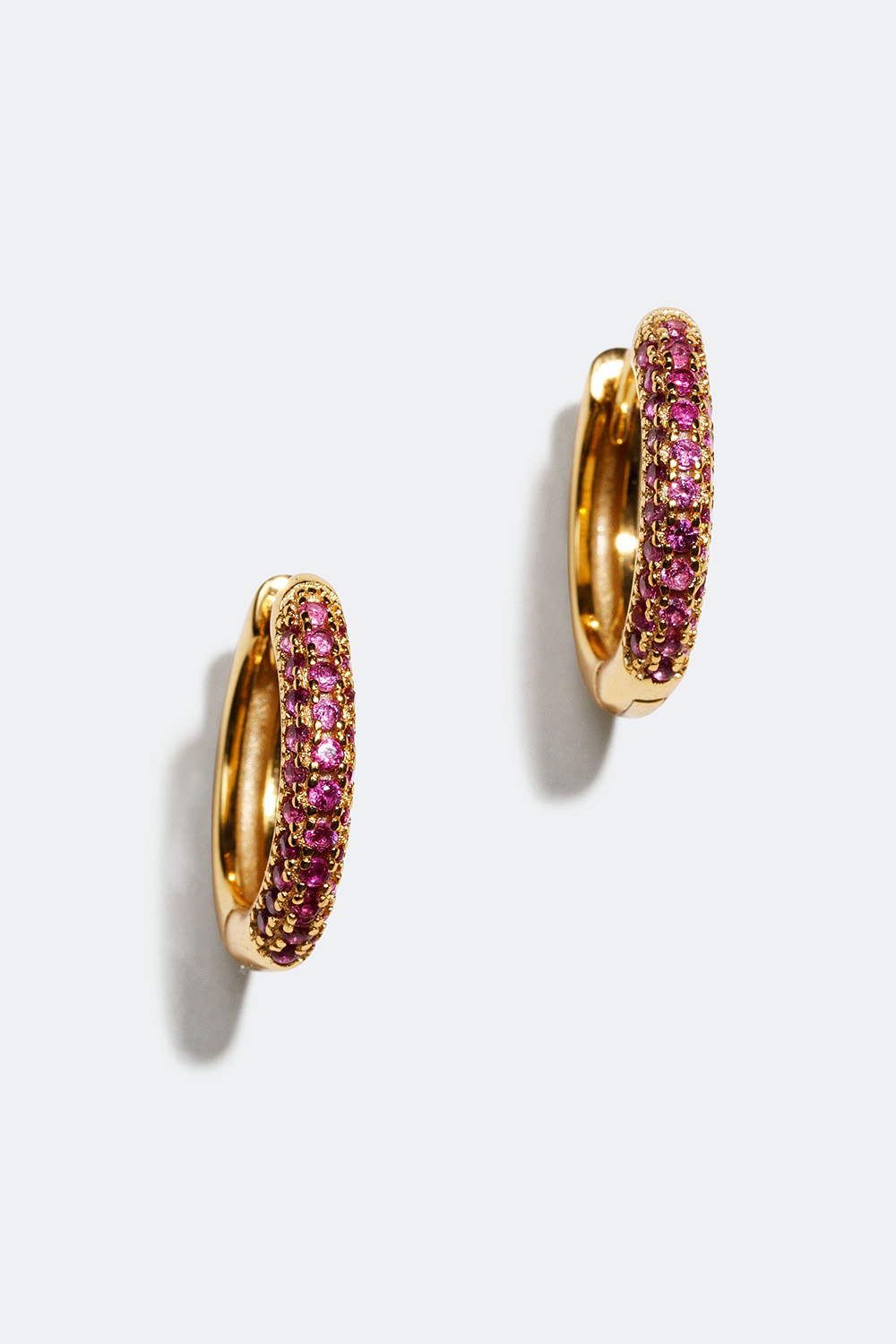 Små hoops förgyllda med 18k guld med rosa stenar framtill i gruppen 18k Guldpläterat silver / Örhängen i 18k guld hos Glitter (553002065502)