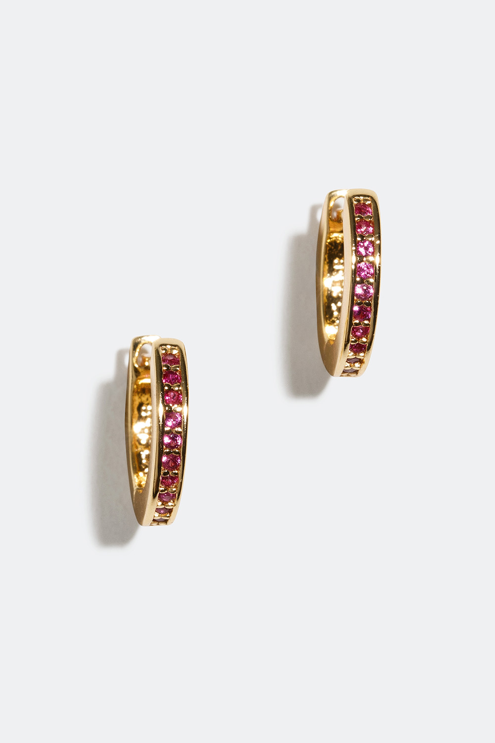 Mini hoops förgyllda med 18k guld med rosa stenar framtill i gruppen 18k Guldpläterat silver / Örhängen i 18k guld hos Glitter (553002115502)