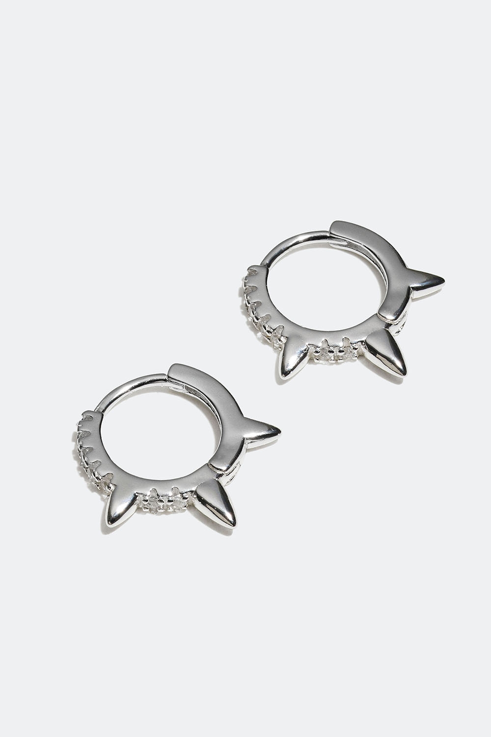 Mini hoops i äkta silver med nitar och Cubic Zirconia i gruppen Äkta silver / Silverörhängen / Hoops i äkta silver hos Glitter (553002411001)