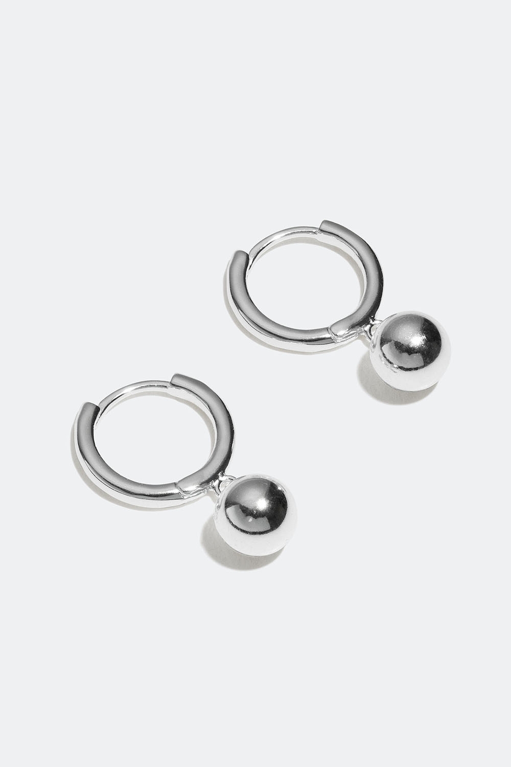 Mini hoops i äkta silver med kulhängen i gruppen Äkta silver / Silverörhängen / Hoops i äkta silver hos Glitter (553002541001)