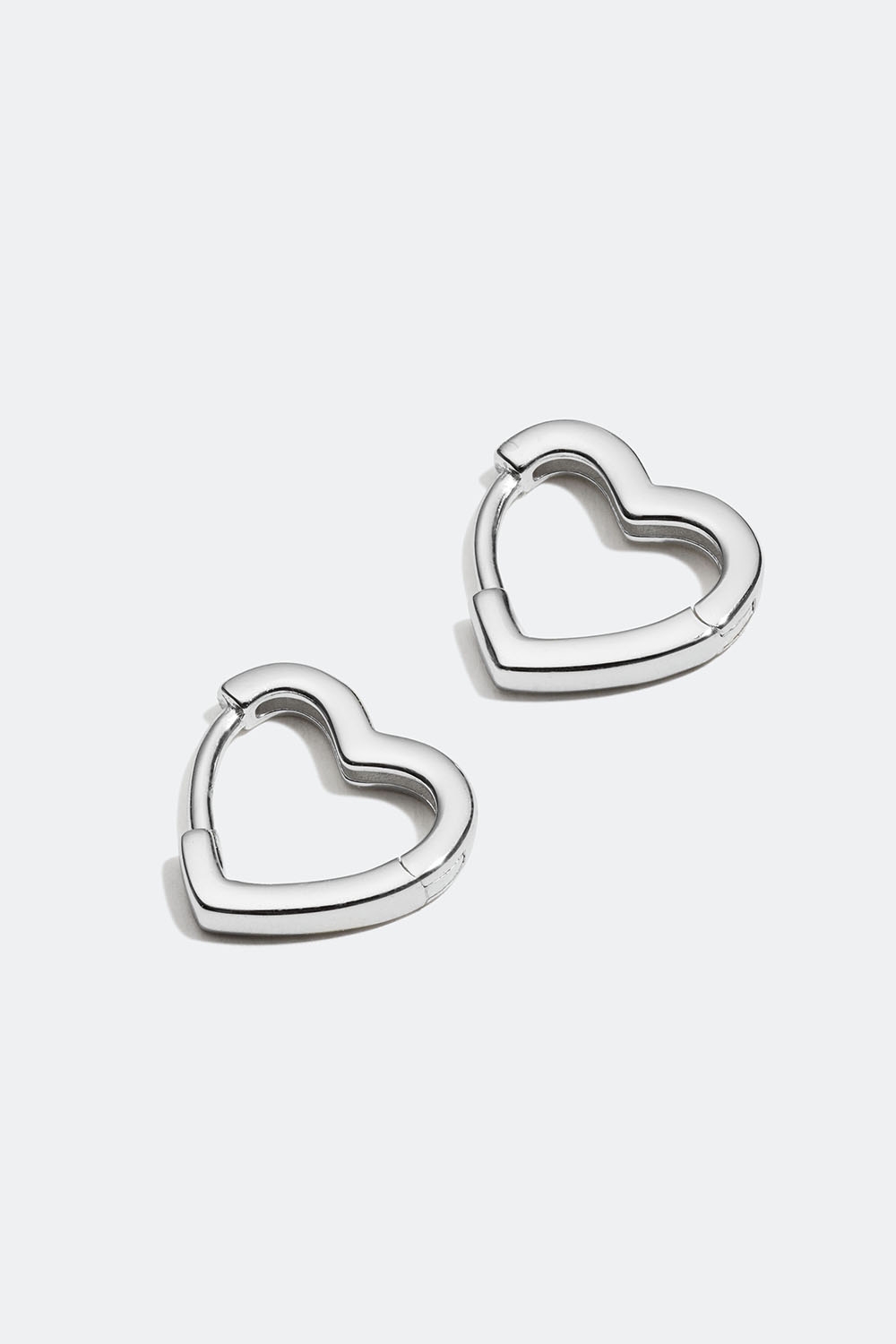 Hjärtformade hoops i äkta silver i gruppen Äkta silver / Silverörhängen / Hoops i äkta silver hos Glitter (553002701001)