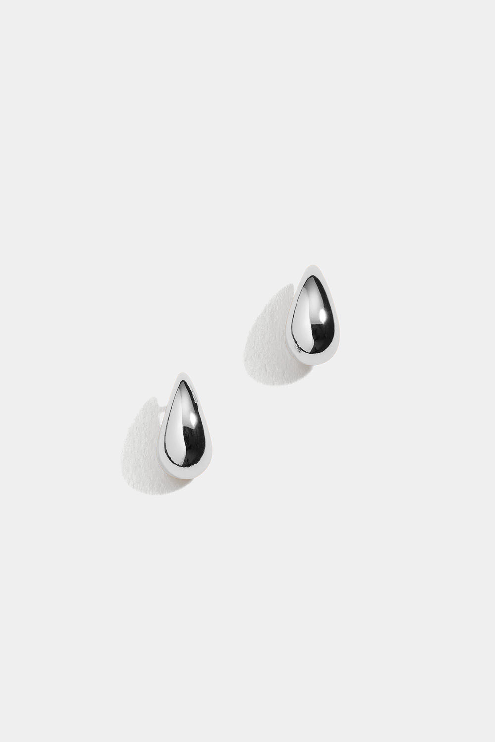 Droppformade örhängen i äkta silver i gruppen Äkta silver / Silverörhängen / Studs i äkta silver hos Glitter (553003211001)