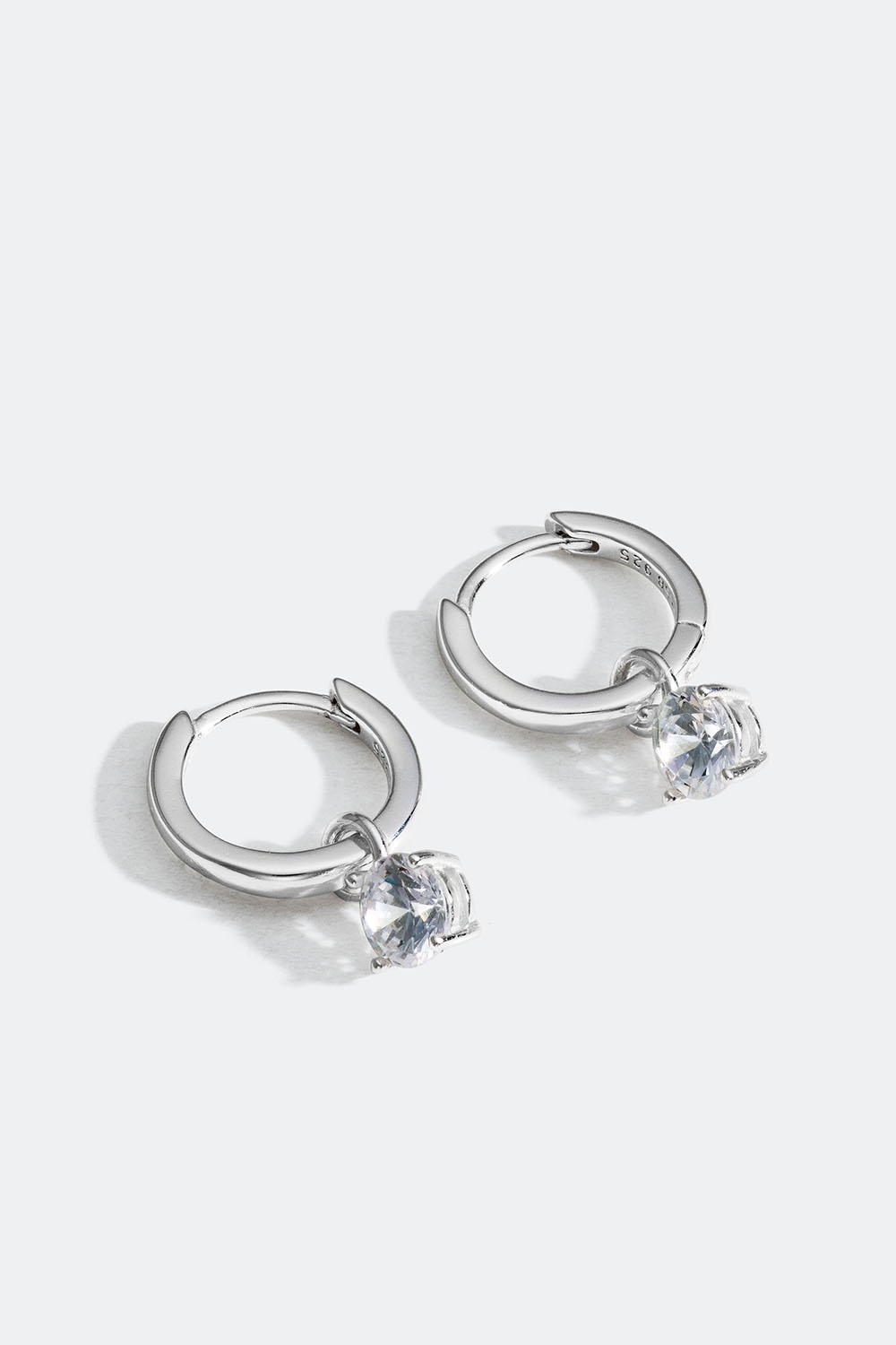 Små hoops i äkta silver med rund Cubic Zirconia i gruppen Äkta silver hos Glitter (553003351001)