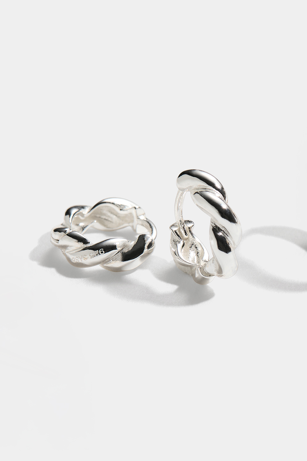 Små hoops i äkta silver med tvinnad design i gruppen Äkta silver hos Glitter (553003571001)