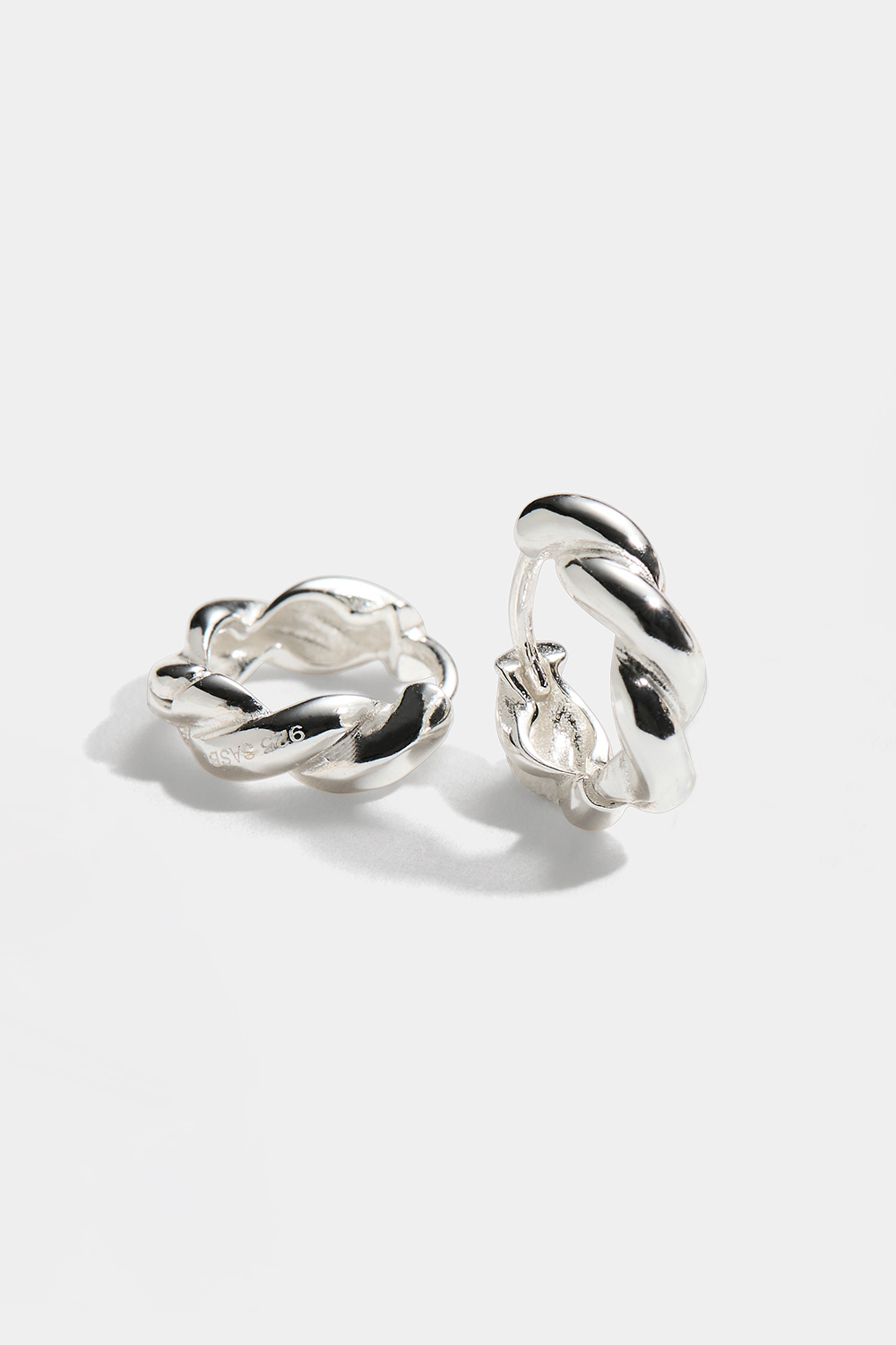 Små hoops i äkta silver med tvinnad design i gruppen Äkta silver hos Glitter (553003571001)