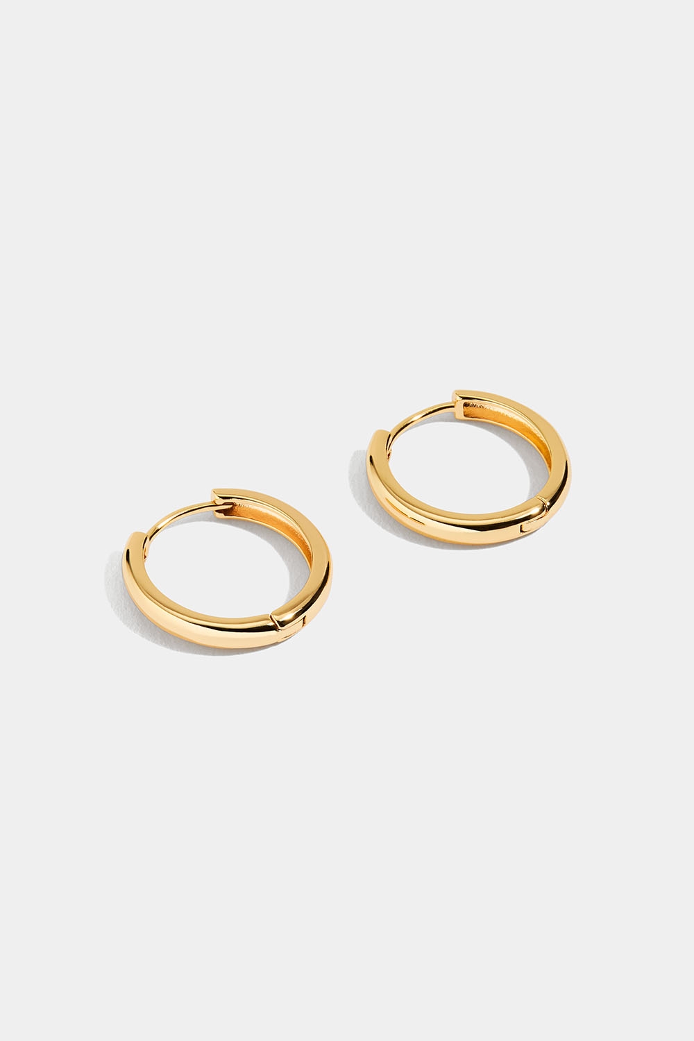 Hoops i 18k guldpläterat äkta silver, 1,5 cm i gruppen 18k Guldpläterat silver / Örhängen i 18k guld hos Glitter (553003952002)