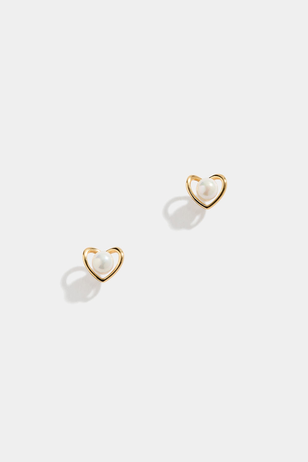Studs i guldpläterat silver i hjärtform med pärla i gruppen 18k Guldpläterat silver / Örhängen i 18k guld hos Glitter (553003972002)