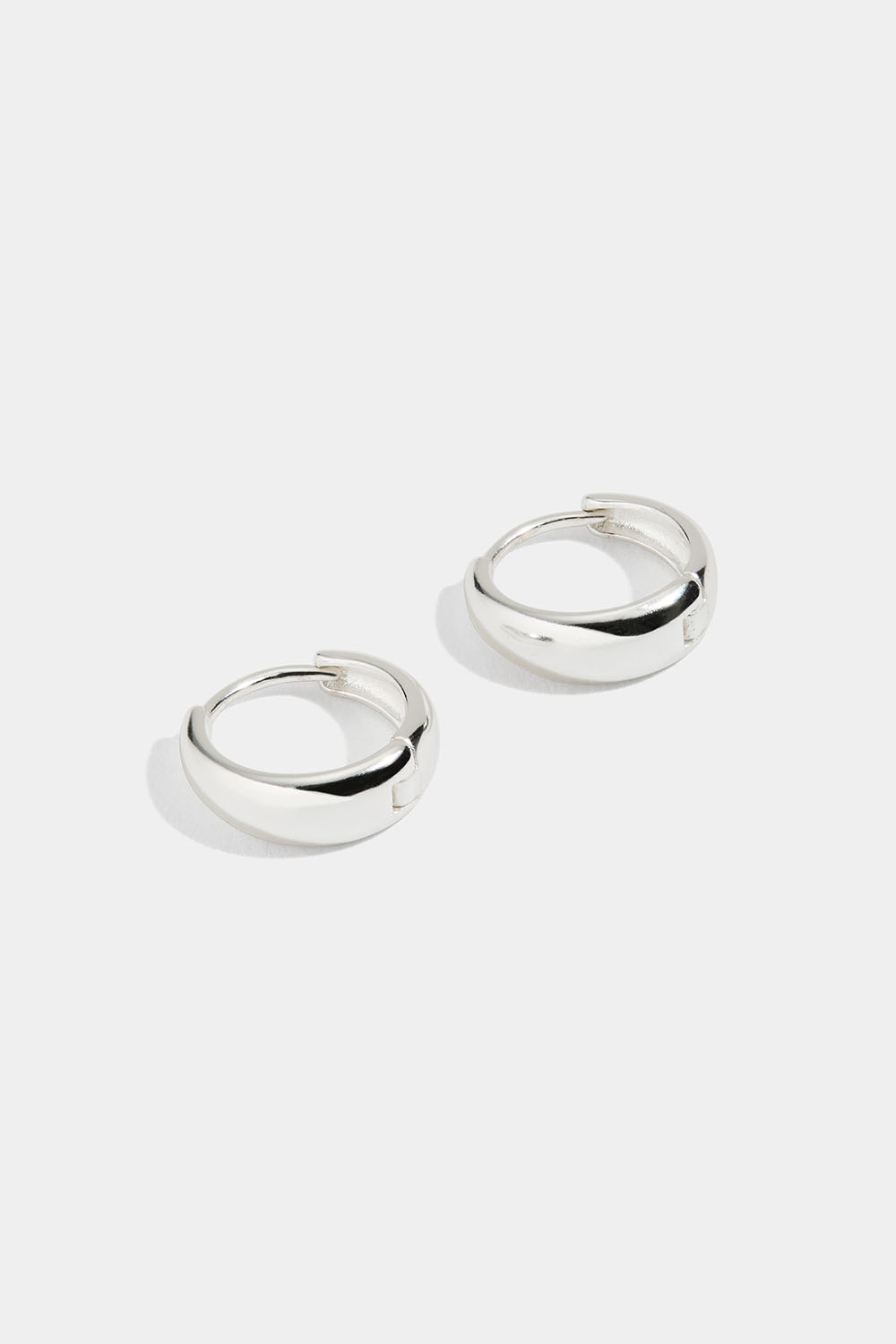 Avsmalnande hoops i äkta silver i gruppen Äkta silver / Silverörhängen / Hoops i äkta silver hos Glitter (553004391001)