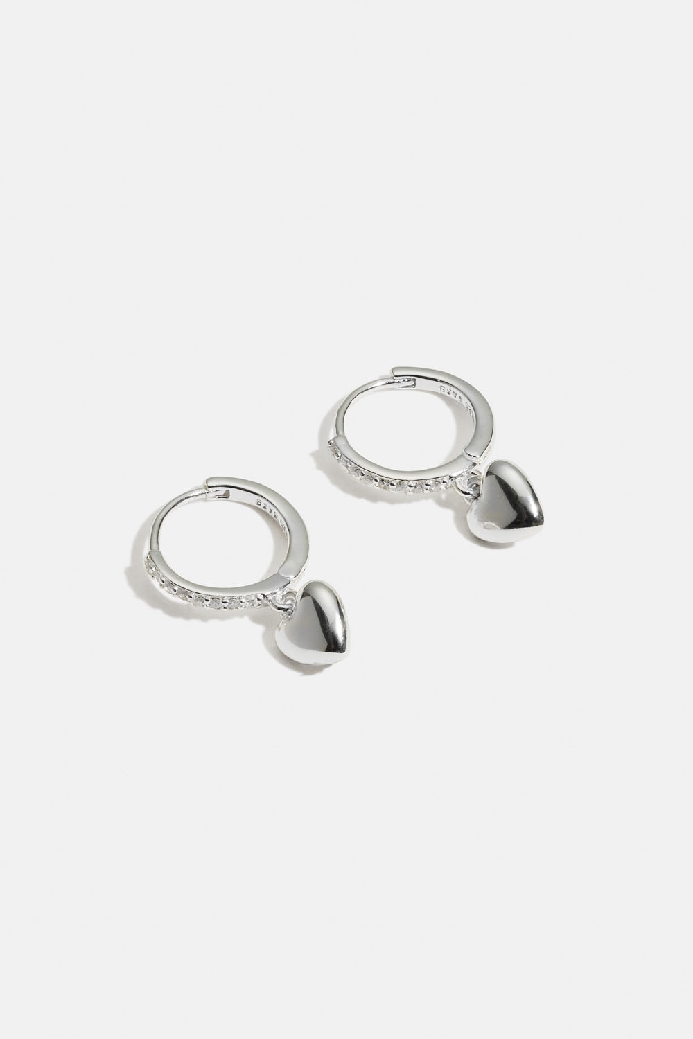 Hoops i äkta silver med hjärta och Cubic Zirconia i gruppen Äkta silver / Silverörhängen / Hoops i äkta silver hos Glitter (553004481001)