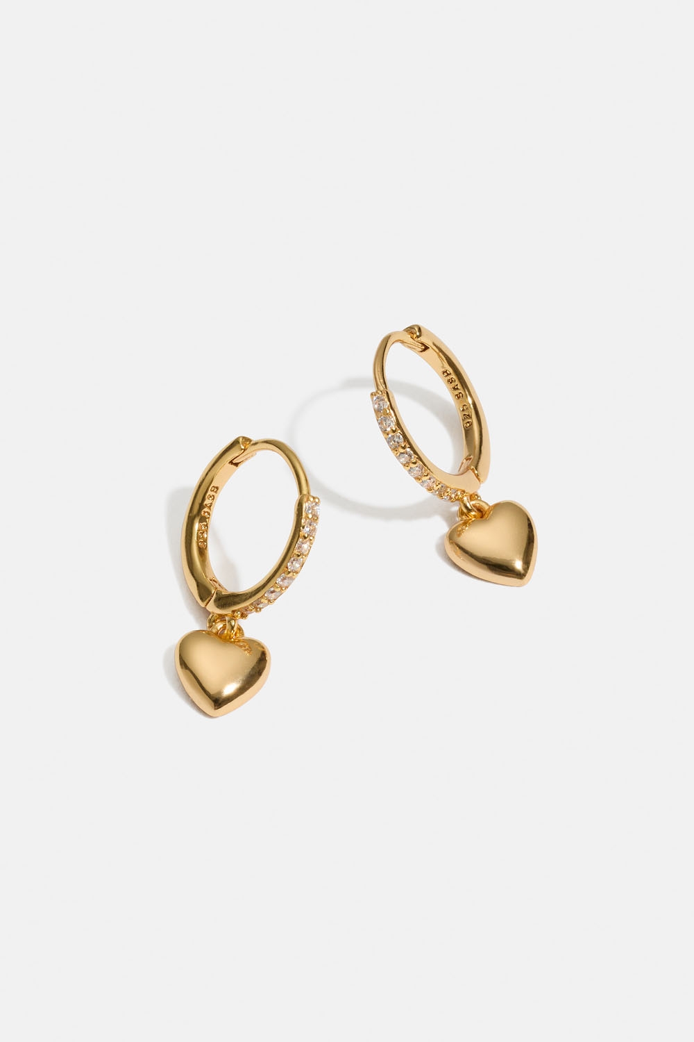 Hoops i 18k guldpläterat äkta silver med hjärta och Cubic Zirconia i gruppen 18k Guldpläterat silver / Örhängen i 18k guld hos Glitter (553004482002)
