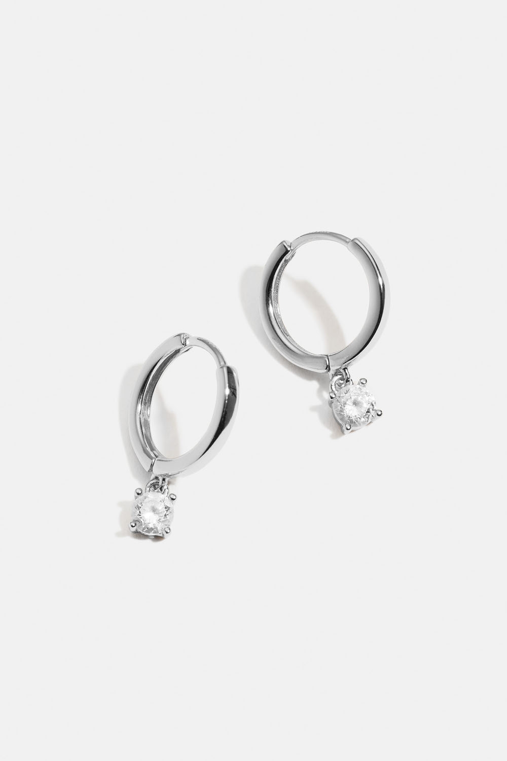 Hoops i äkta silver med rund Cubic Zirconia i gruppen Äkta silver / Silverörhängen / Hoops i äkta silver hos Glitter (553004491001)