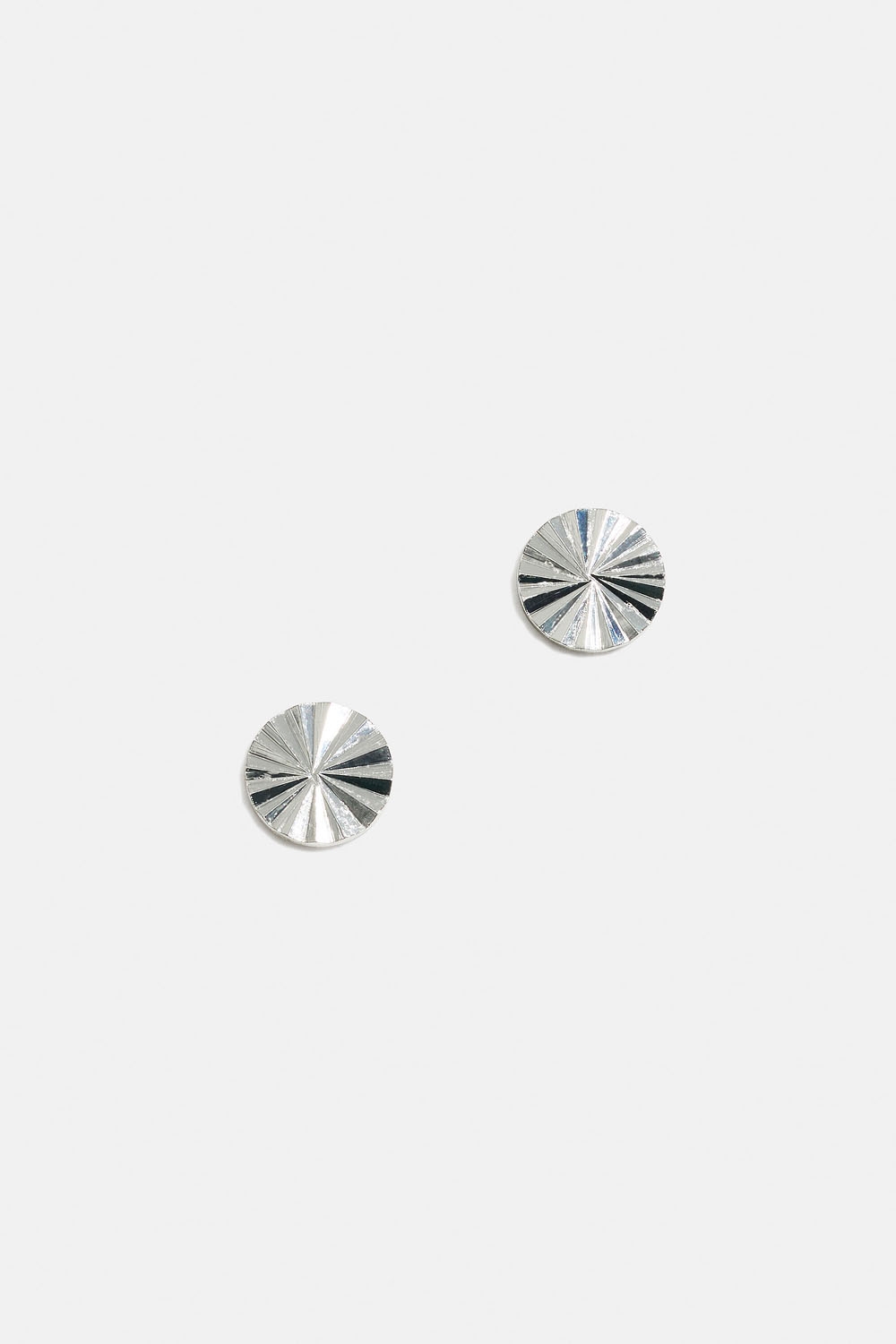 Runda studs i äkta silver med räfflad yta i gruppen Äkta silver / Silverörhängen / Studs i äkta silver hos Glitter (553004521001)