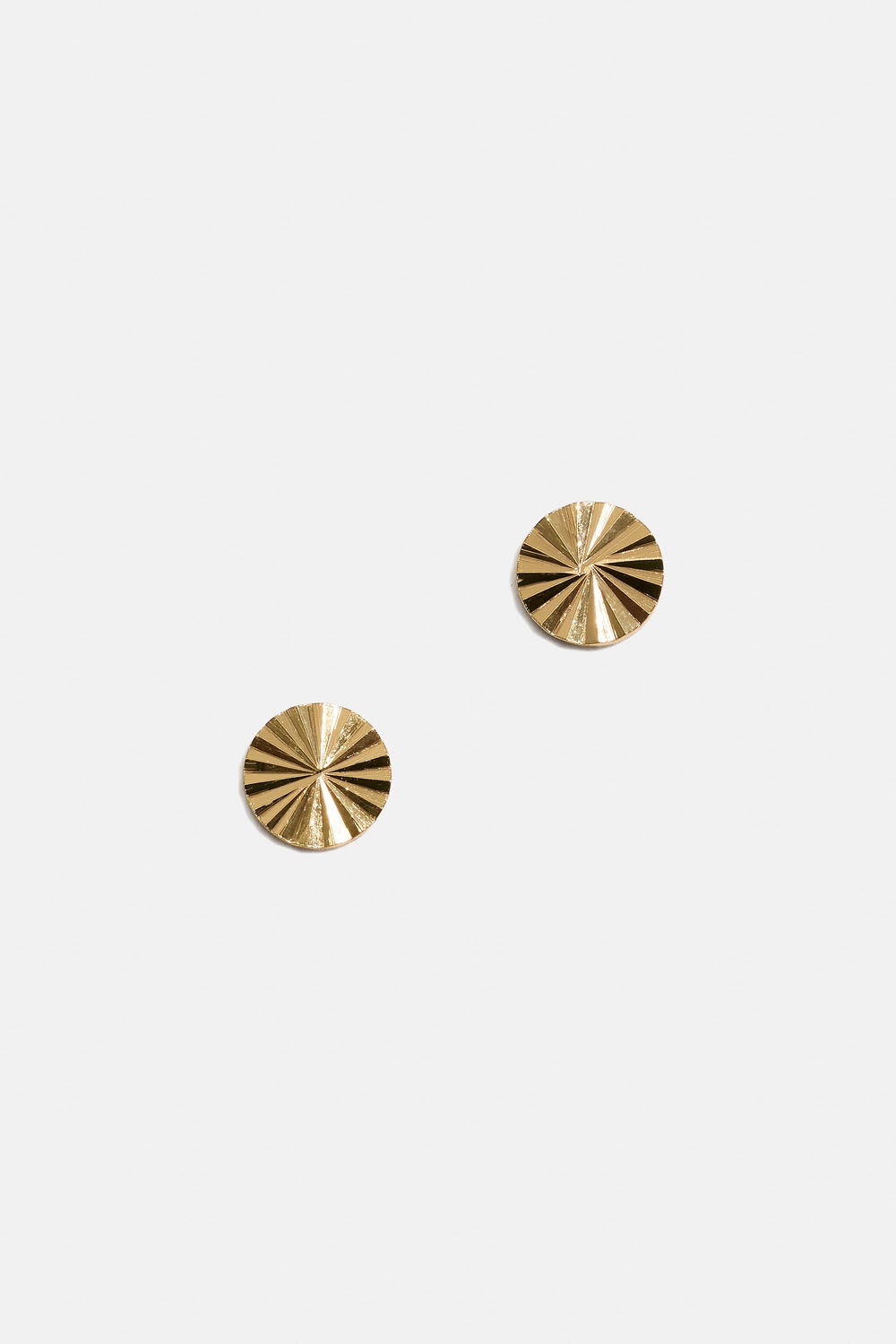 Runda studs i 18k guldpläterat äkta silver med räfflad yta i gruppen 18k Guldpläterat silver / Örhängen i 18k guld hos Glitter (553004522002)