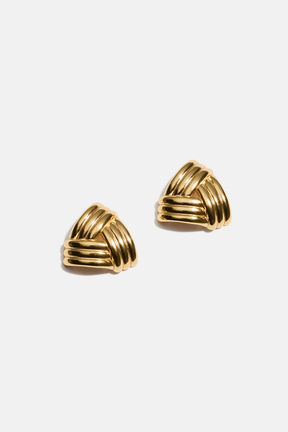 Räfflade triangelformade örhängen i 18k guldpläterat äkta silver i gruppen 18k Guldpläterat silver / Örhängen i 18k guld hos Glitter (553004542002)