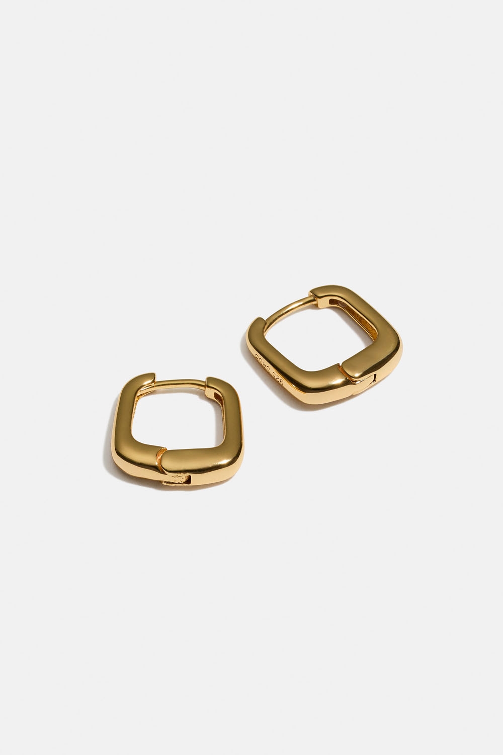 Större kvadratiska hoops i 18k guldpläterat äkta silver i gruppen 18k Guldpläterat silver / Örhängen i 18k guld hos Glitter (553004592002)