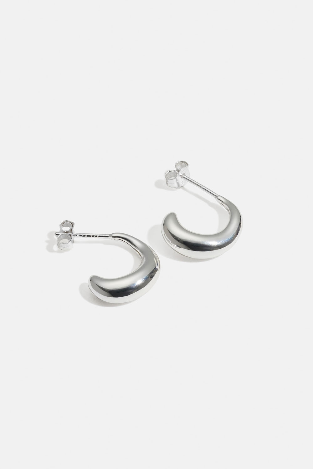 Hoops i äkta silver med organisk form i gruppen Äkta silver / Silverörhängen / Hoops i äkta silver hos Glitter (553004611001)