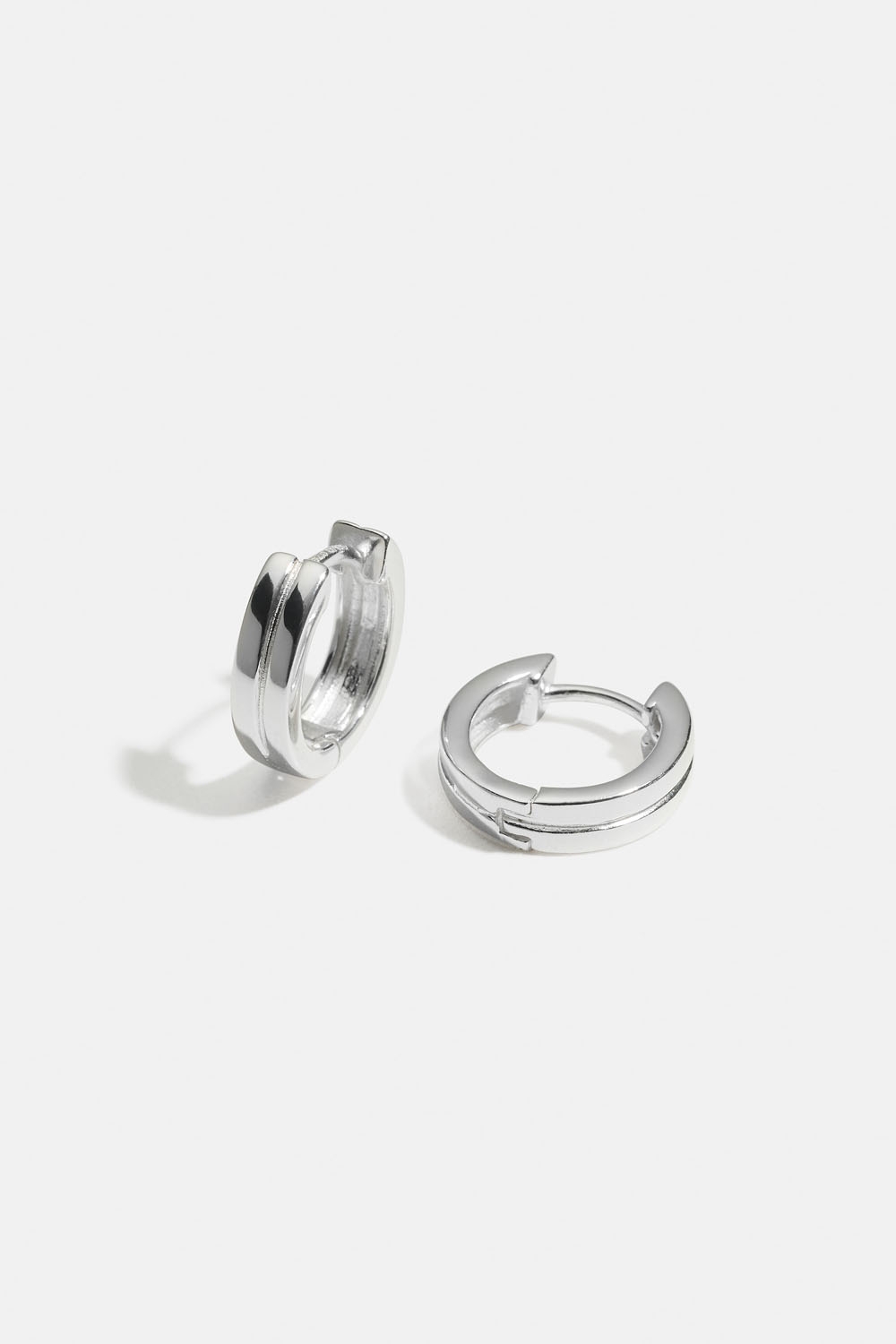 Hoops i äkta silver med delad design i gruppen Äkta silver / Silverörhängen / Hoops i äkta silver hos Glitter (553004621001)