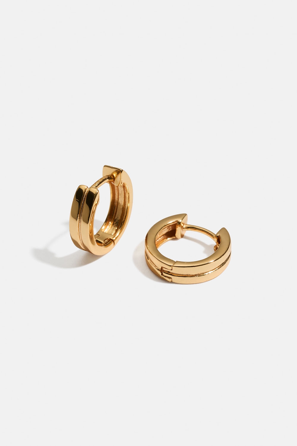 Hoops i 18k guldpläterat äkta silver med delad design i gruppen 18k Guldpläterat silver / Örhängen i 18k guld hos Glitter (553004622002)