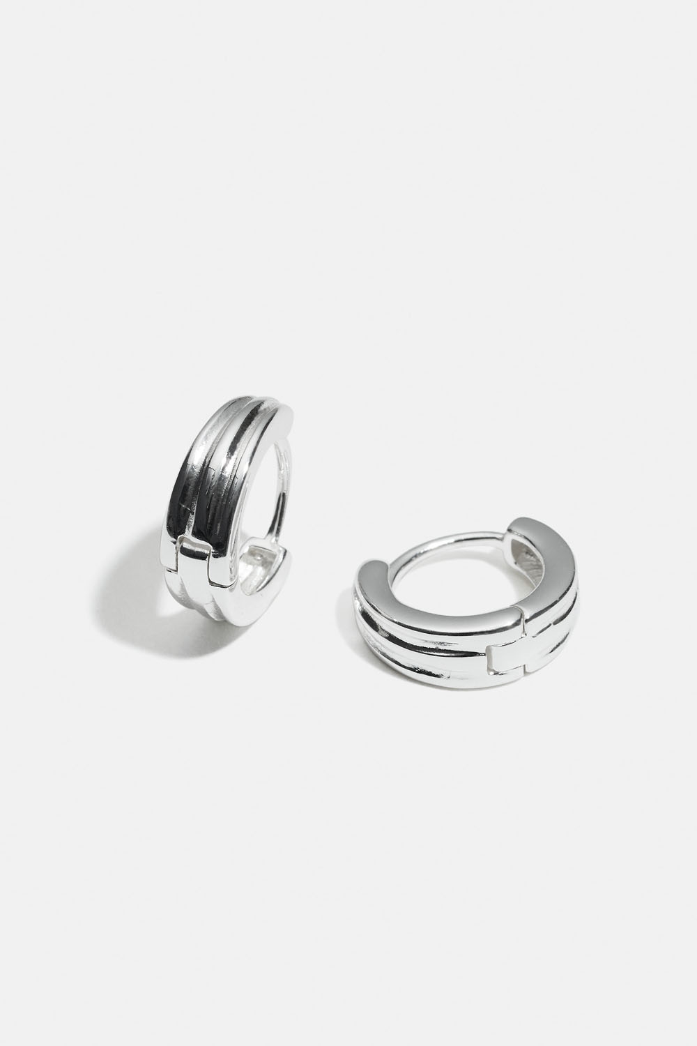 Hoops i äkta silver med räfflad yta i gruppen Äkta silver / Silverörhängen / Hoops i äkta silver hos Glitter (553004631001)