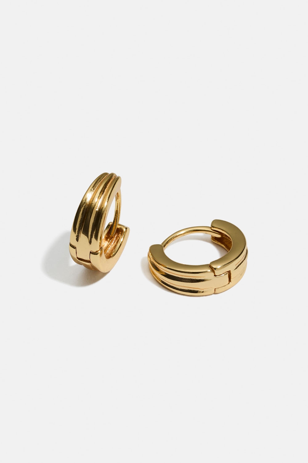 Hoops i 18k guldpläterat äkta silver med räfflad yta i gruppen Smycken / Örhängen / Hoops hos Glitter (553004632002)