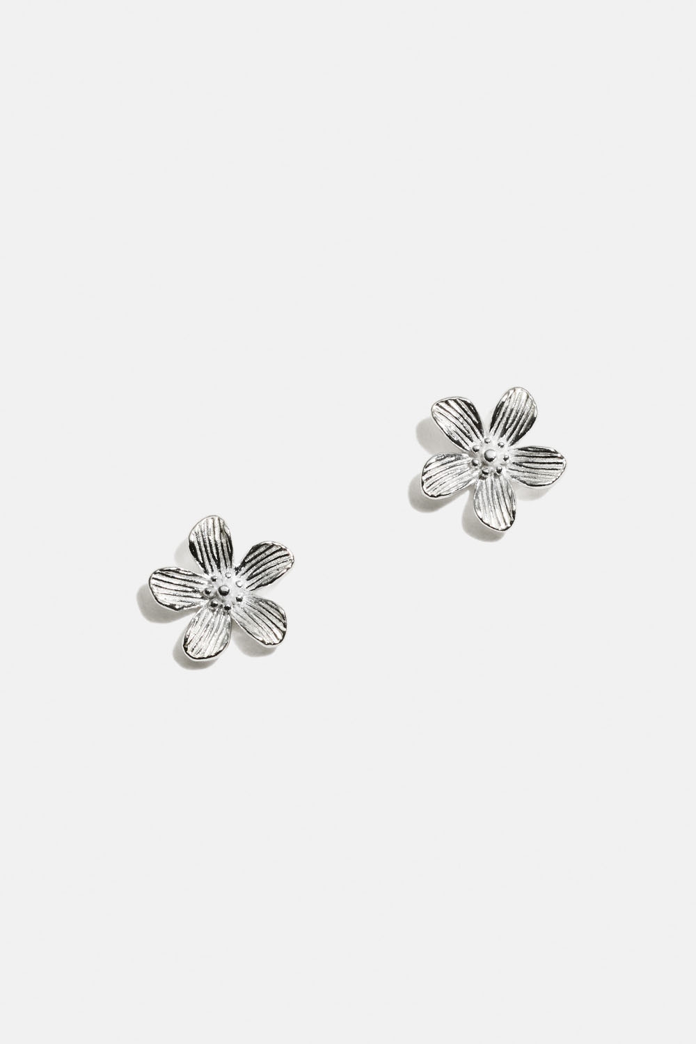 Studs i äkta silver med texturerade blommor i gruppen Äkta silver / Silverörhängen / Studs i äkta silver hos Glitter (553004641001)
