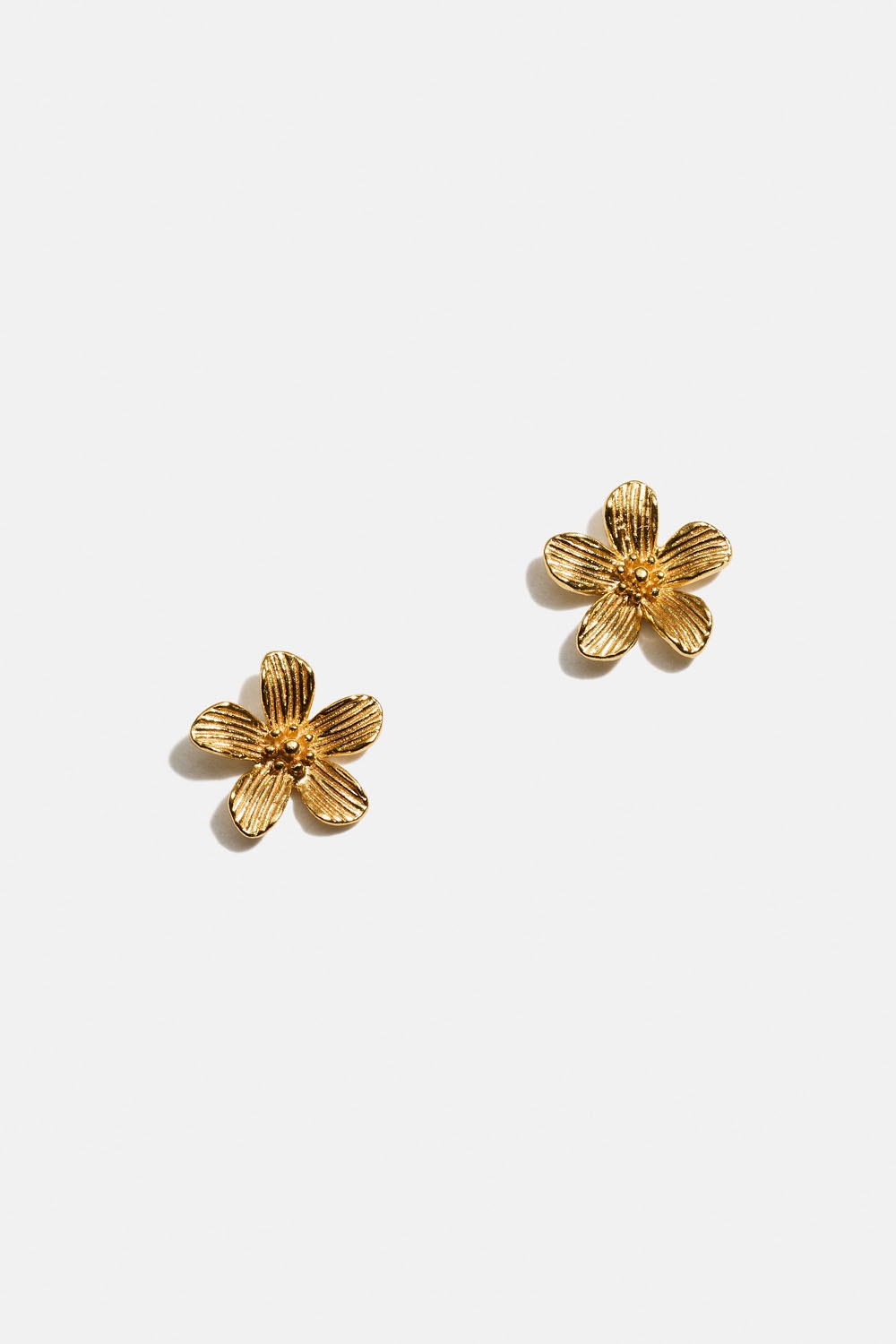 Studs i 18k guldpläterat äkta silver med texturerade blommor i gruppen 18k Guldpläterat silver / Örhängen i 18k guld hos Glitter (553004642002)