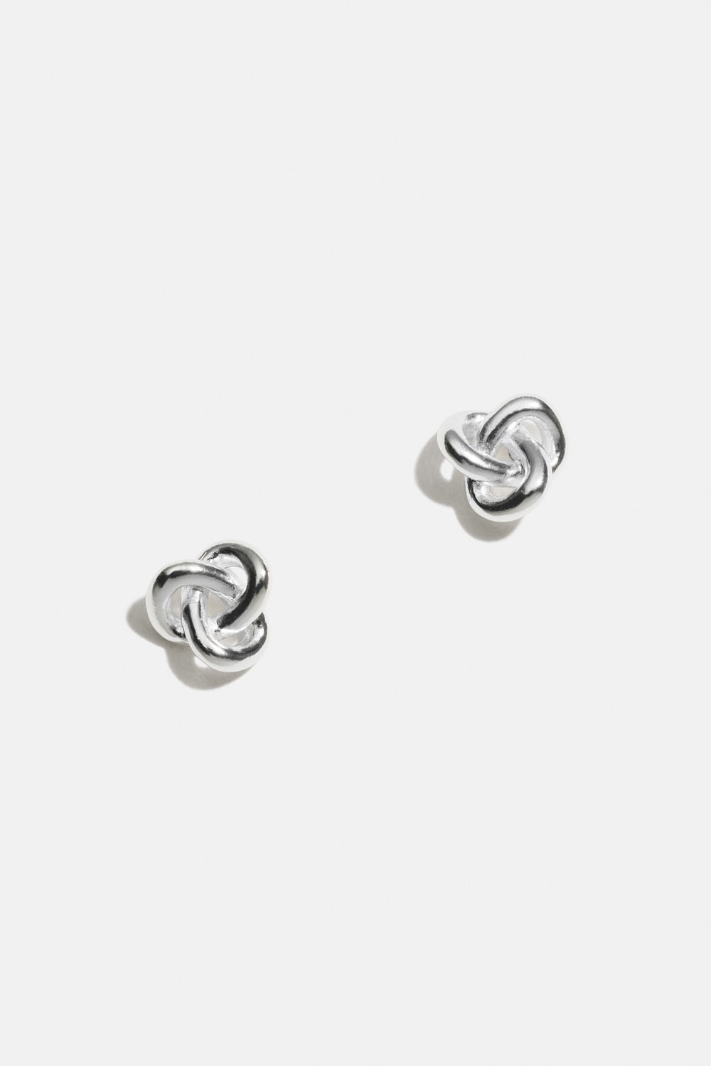 Studs i äkta silver med knut i gruppen Äkta silver / Silverörhängen / Studs i äkta silver hos Glitter (553004671001)