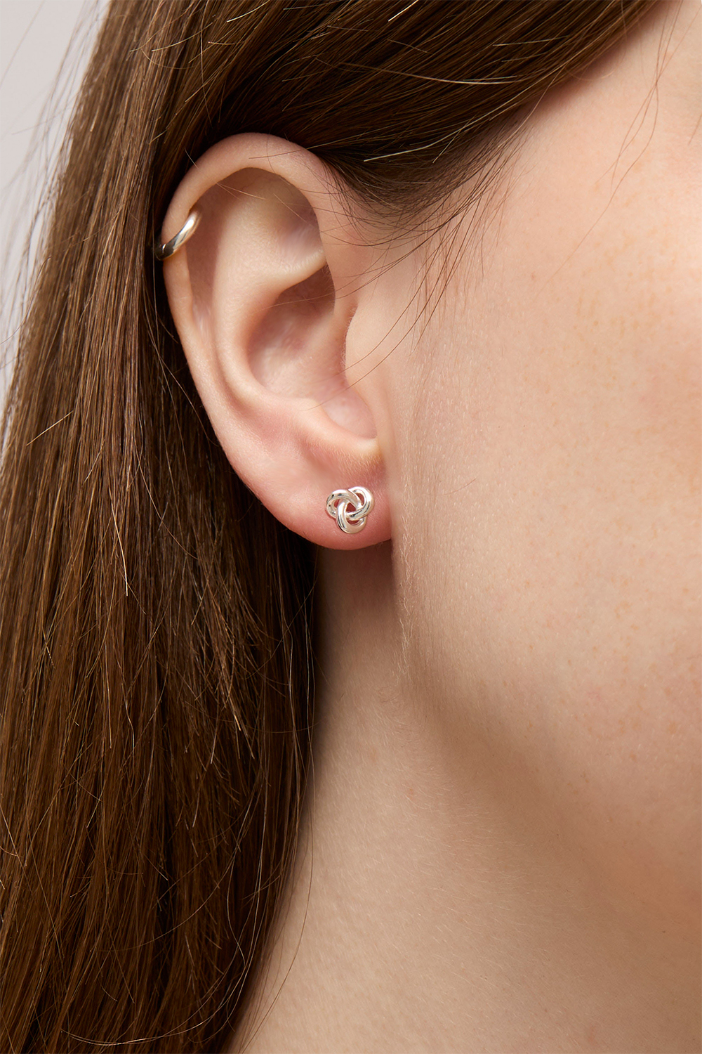 Studs i äkta silver med knut i gruppen Äkta silver / Silverörhängen / Studs i äkta silver hos Glitter (553004671001)