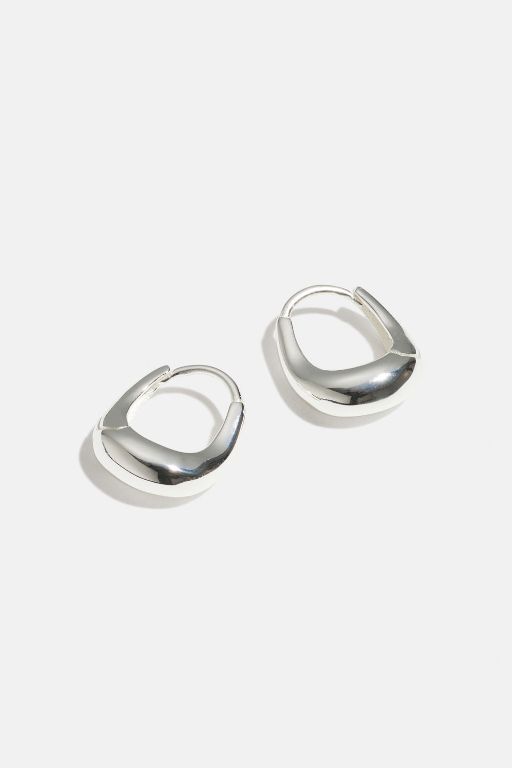 Svängda hoops i äkta silver i gruppen Äkta silver / Silverörhängen / Hoops i äkta silver hos Glitter (553004691001)