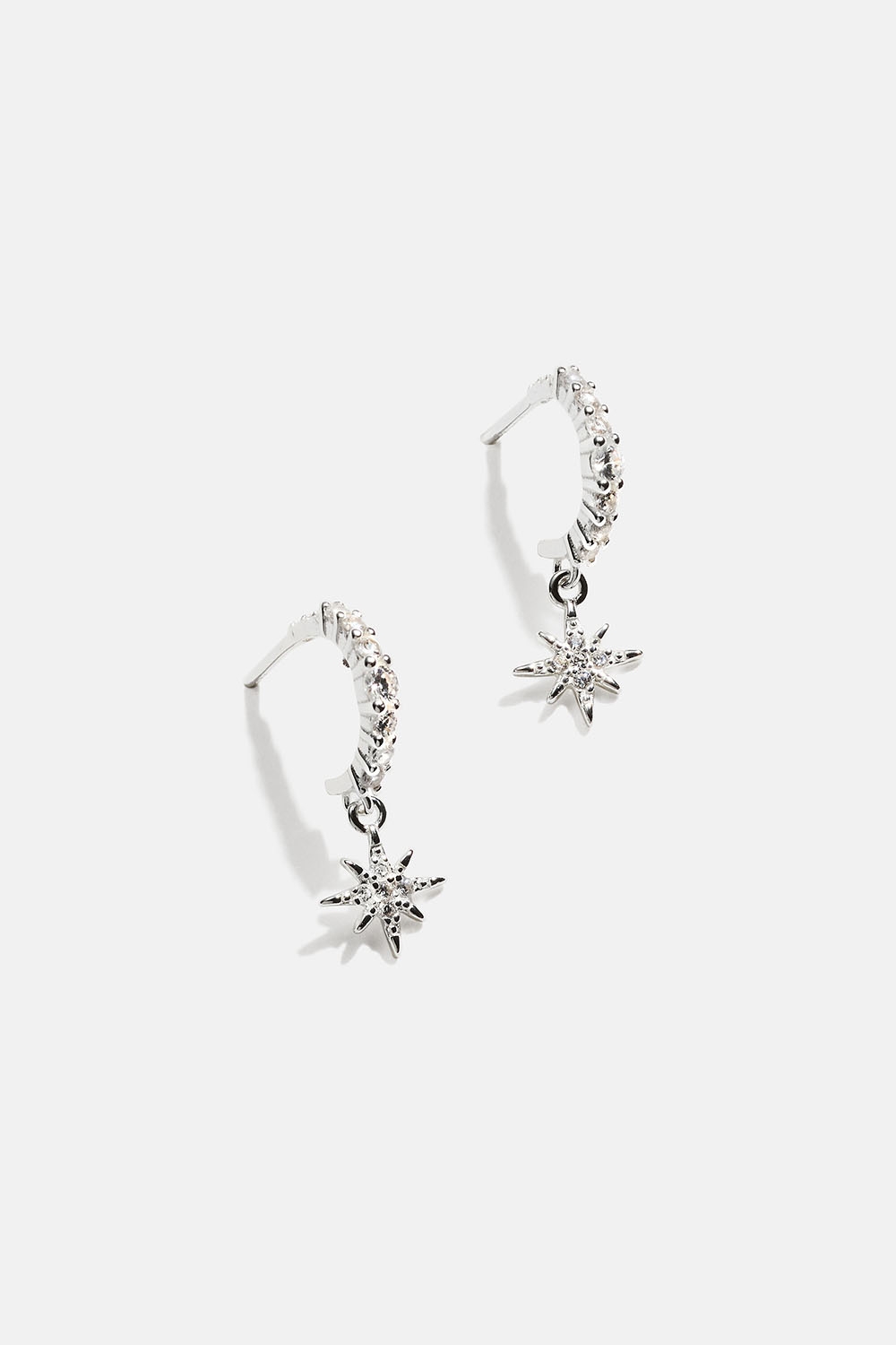 Hoops i äkta silver med små hängande stjärnor och Cubic Zirconia i gruppen Smycken / Örhängen / Hoops / Hoops med hänge hos Glitter (553004721001)