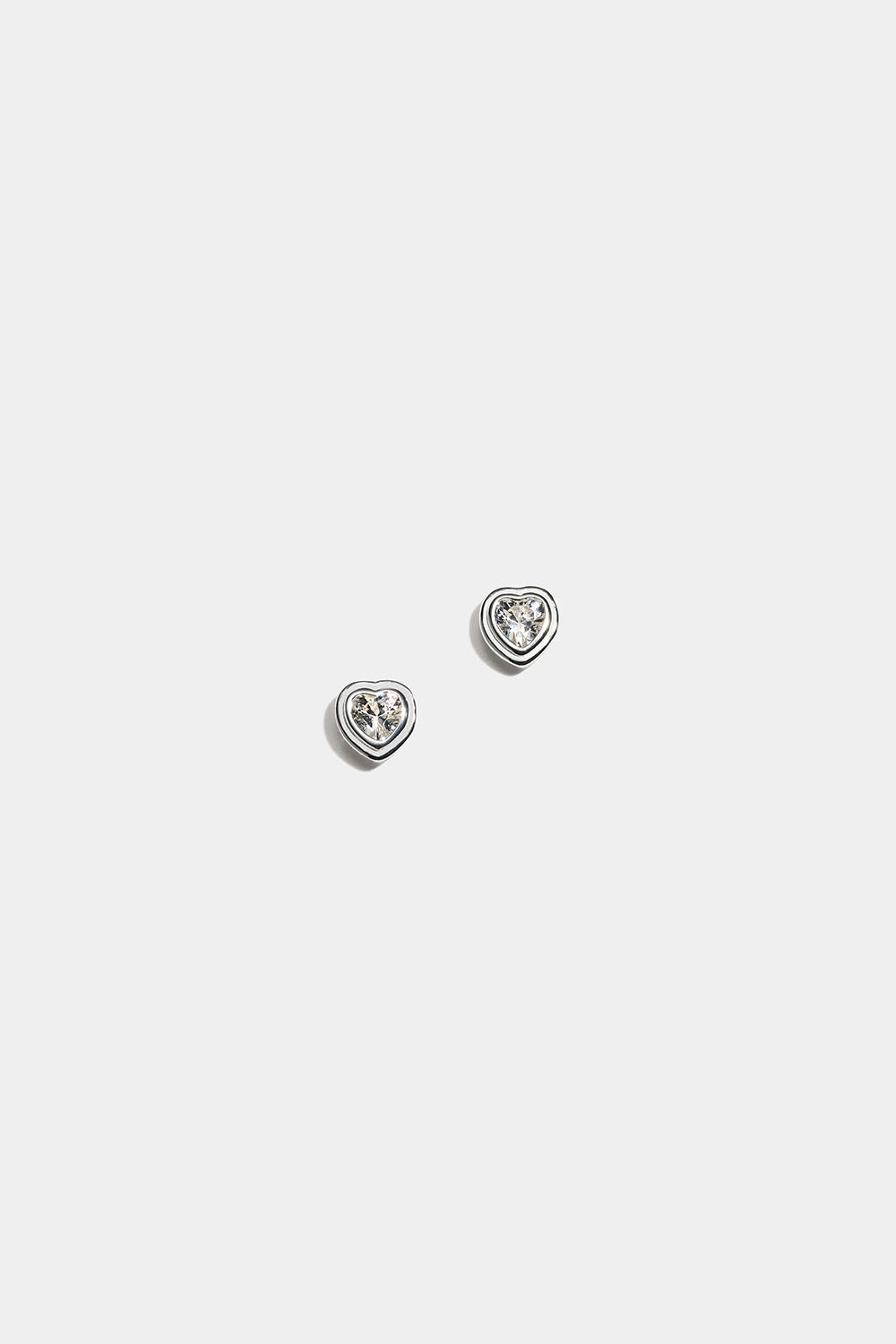Studs i äkta silver med dubbelkant och hjärtformad Cubic Zirconia i gruppen Äkta silver / Silverörhängen / Studs i äkta silver hos Glitter (553004781001)