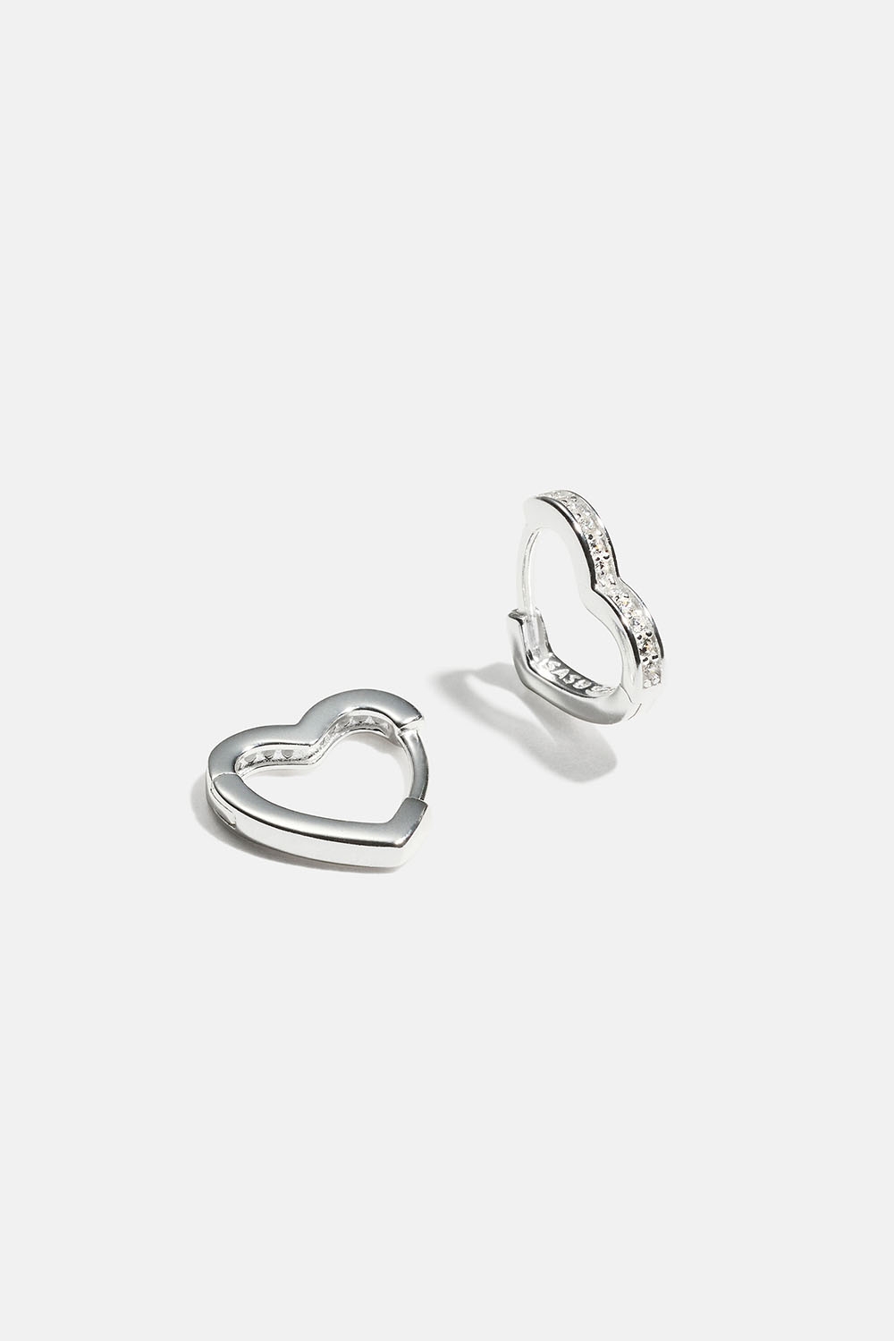 Hjärtformade hoops i äkta silver med Cubic Zirconia i gruppen Äkta silver / Silverörhängen / Hoops i äkta silver hos Glitter (553004811001)