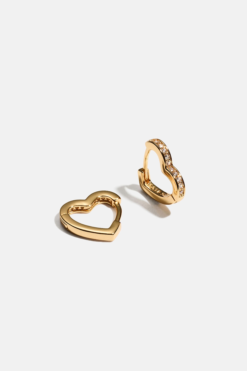 Hjärtformade hoops i 18k guldpläterat äkta silver med Cubic Zirconia i gruppen Smycken / Örhängen / Hoops hos Glitter (553004812002)