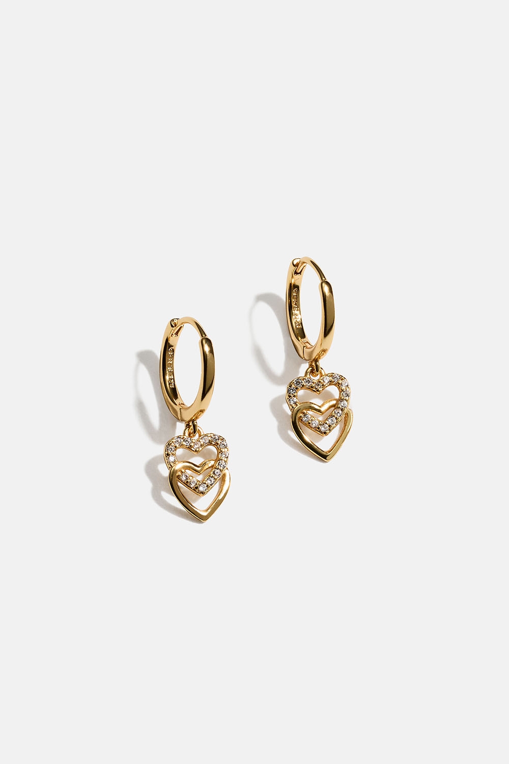 Hoops i 18k guldpläterat äkta silver med hängande dubbla hjärtan i gruppen Smycken / Örhängen / Hoops / Hoops med hänge hos Glitter (553004822002)