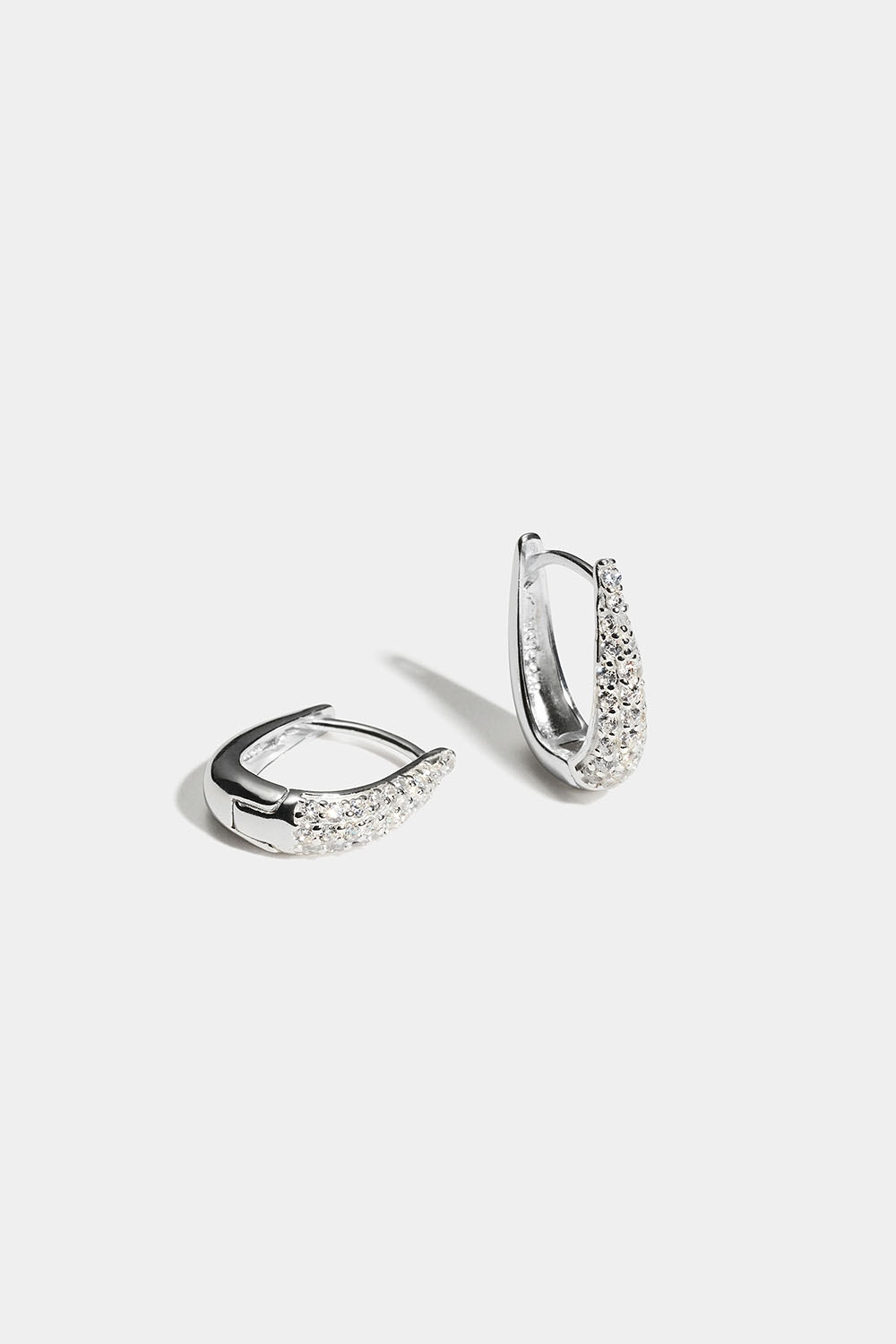 Hoops i äkta silver med oval form och Cubic Zirconia i gruppen Äkta silver / Silverörhängen / Hoops i äkta silver hos Glitter (553004831001)