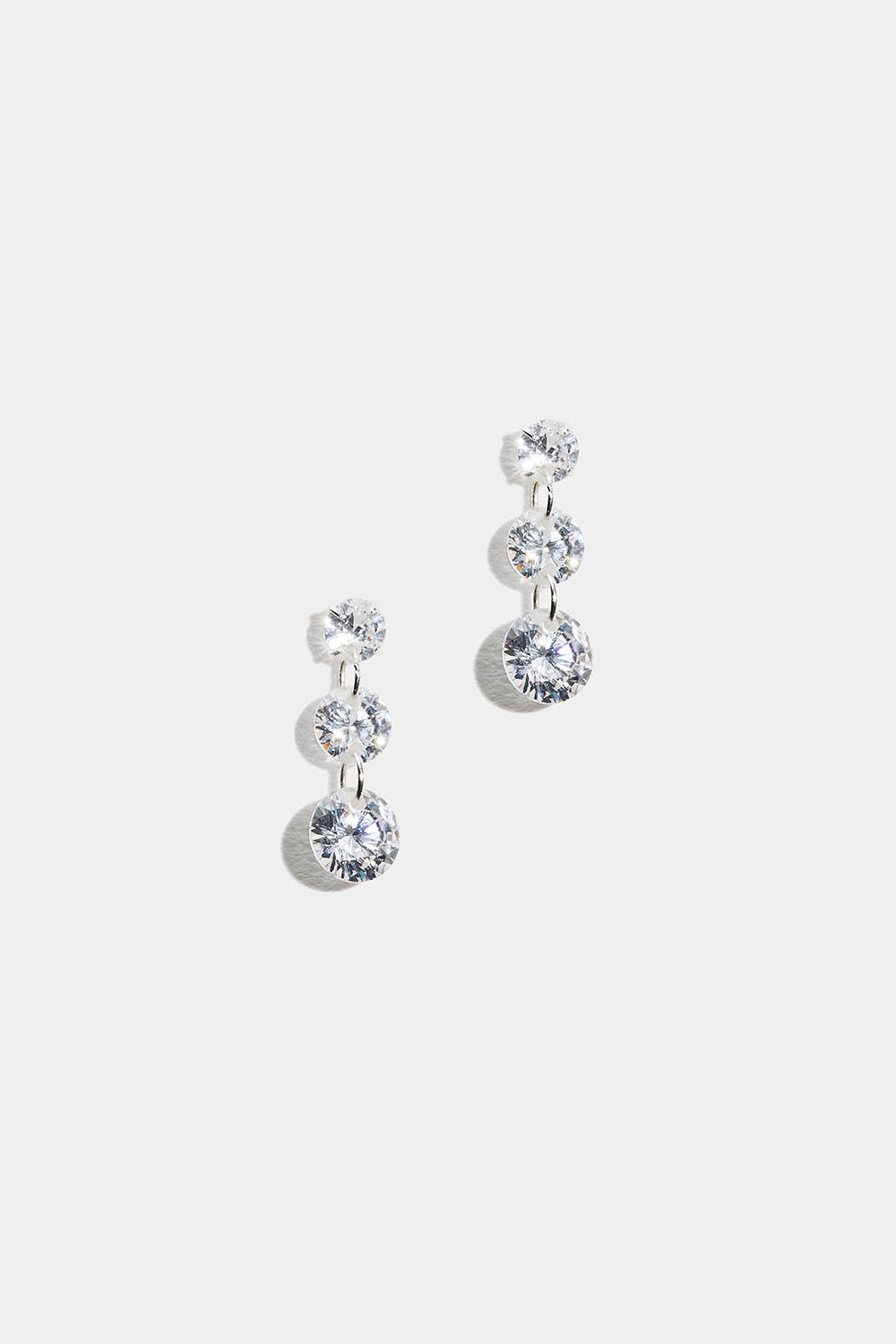 Örhängen i äkta silver med tre Cubic zirconia stenar i gruppen Smycken / Örhängen / Strass hos Glitter (553004921001)