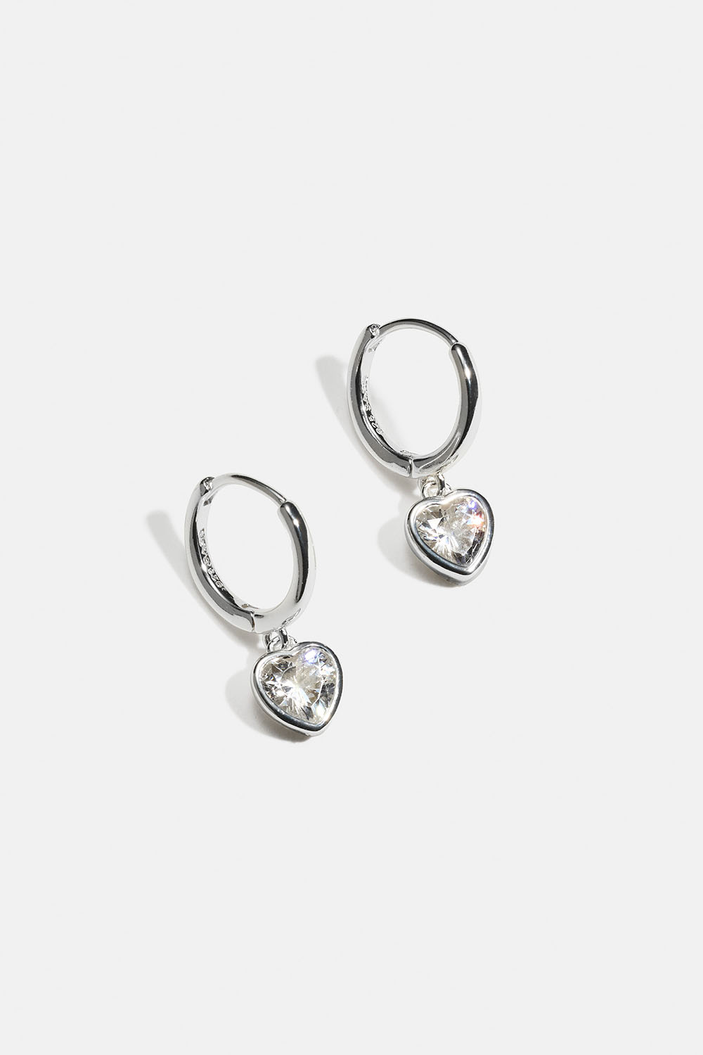 Små hoops i äkta silver med hängande hjärtan i Cubic Zirconia i gruppen Äkta silver / Silverörhängen / Hoops i äkta silver hos Glitter (553005241001)