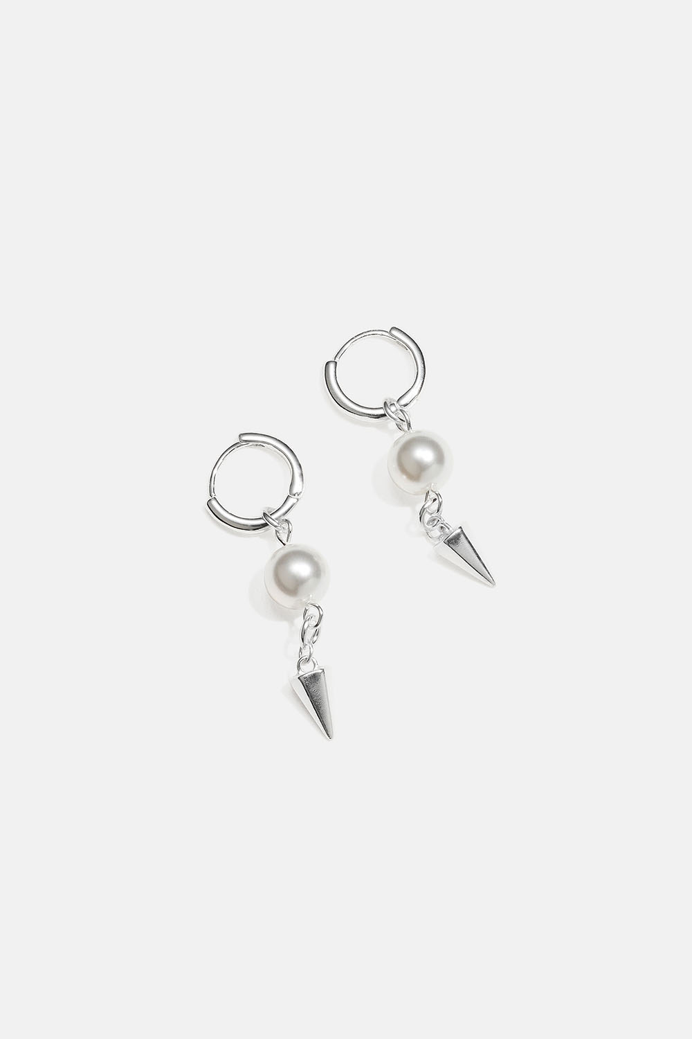 Små hoops i äkta silver med hängande pärlor och nitar i gruppen Smycken / Örhängen / Hoops / Hoops med hänge hos Glitter (553005251001)