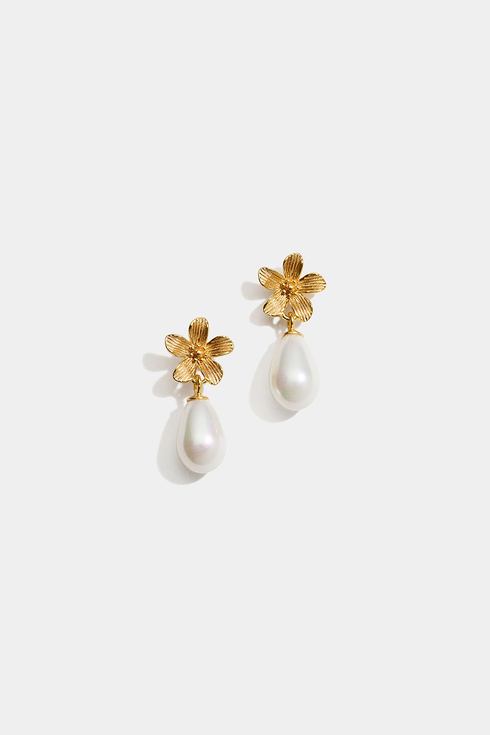 Örhängen i 18k guldpläterat äkta silver med blomma och droppformad pärla i gruppen Guldpläterat äkta silver / Guldpläterade örhängen hos Glitter (553005992002)