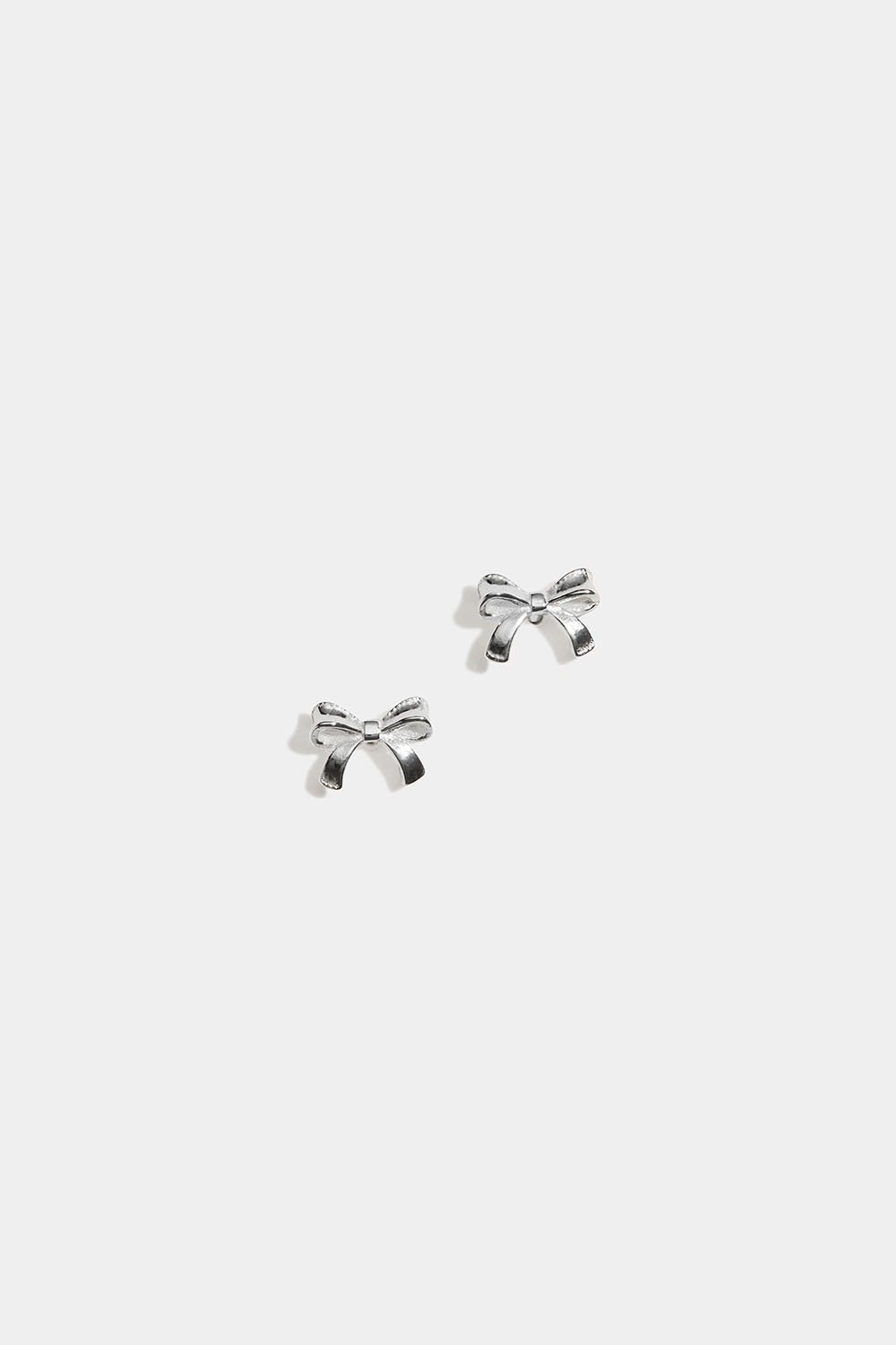 Små studs i äkta silver med rosetter i gruppen Äkta silver / Silverörhängen / Studs i äkta silver hos Glitter (553006121000)