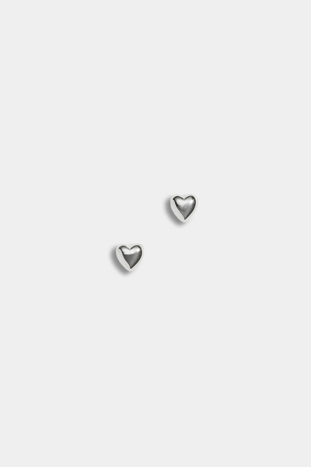 Små studs i äkta silver med hjärtan i gruppen Äkta silver / Silverörhängen / Studs i äkta silver hos Glitter (553006151000)