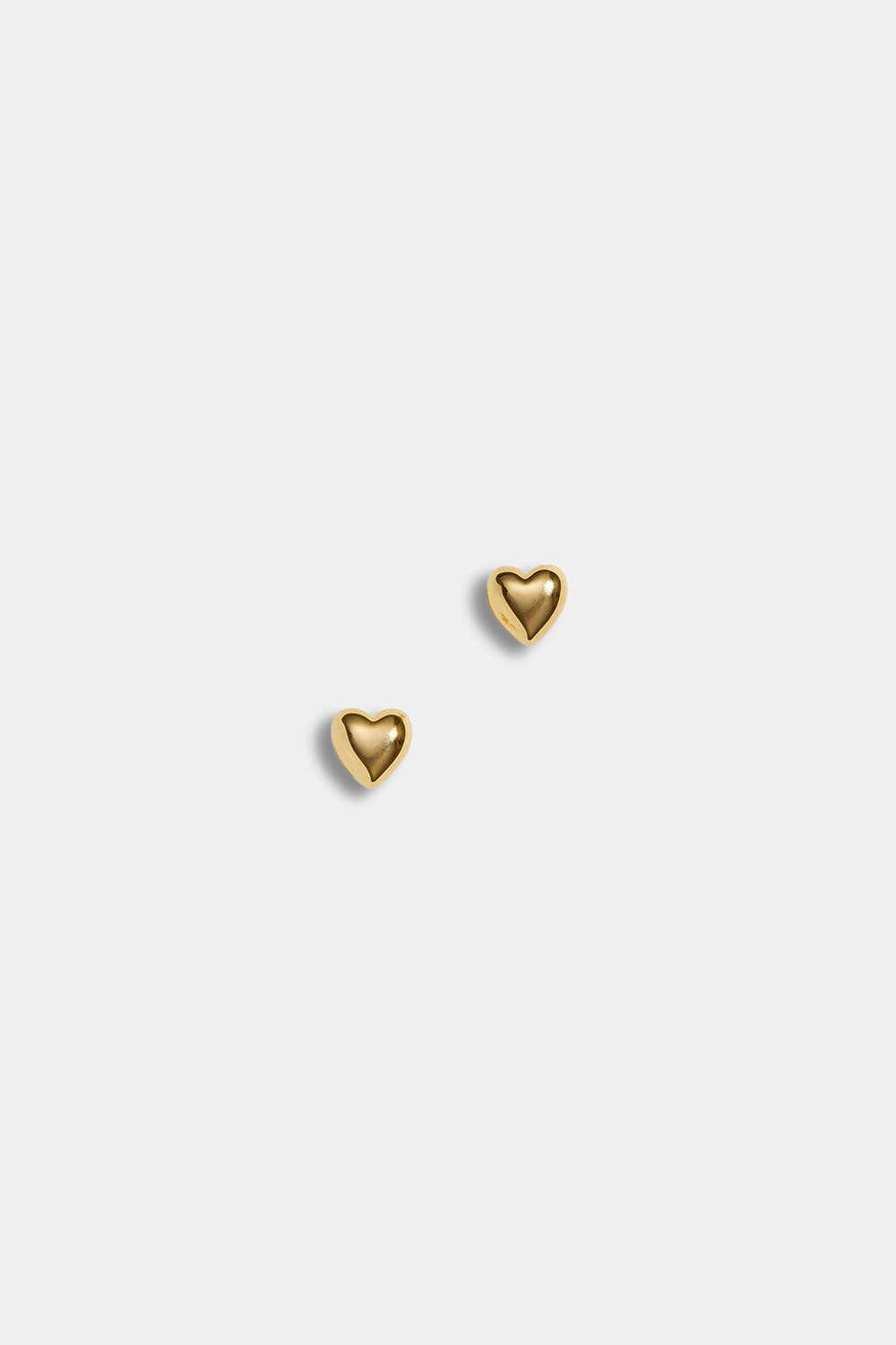 Små studs i 18k guldpläterat äkta silver med hjärtan i gruppen Guldpläterat äkta silver / Guldpläterade örhängen hos Glitter (553006152000)