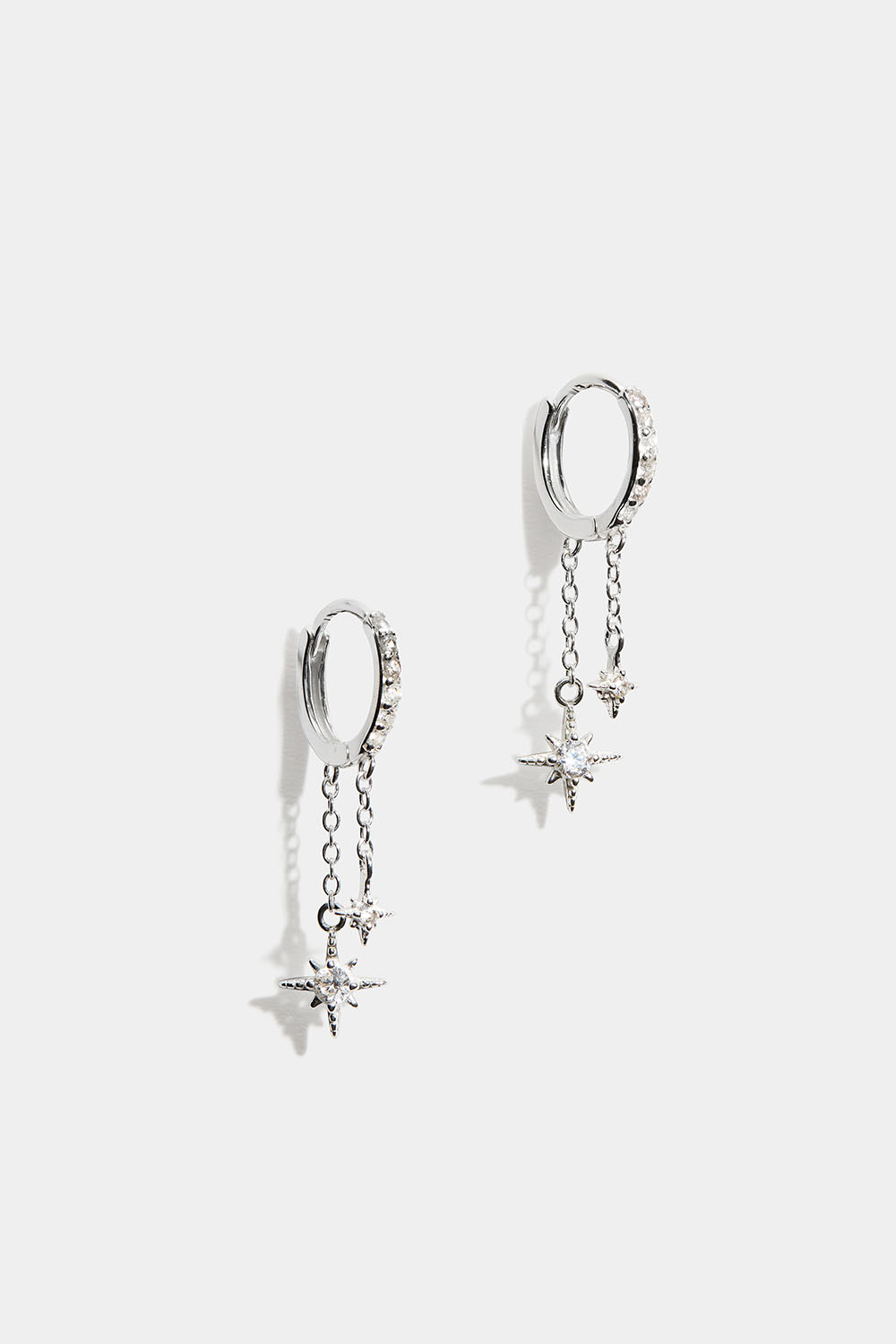 Små hoops i äkta silver med stjärnhängen och Cubic Zirconia i gruppen Äkta silver / Silverörhängen / Hoops i äkta silver hos Glitter (553006241000)