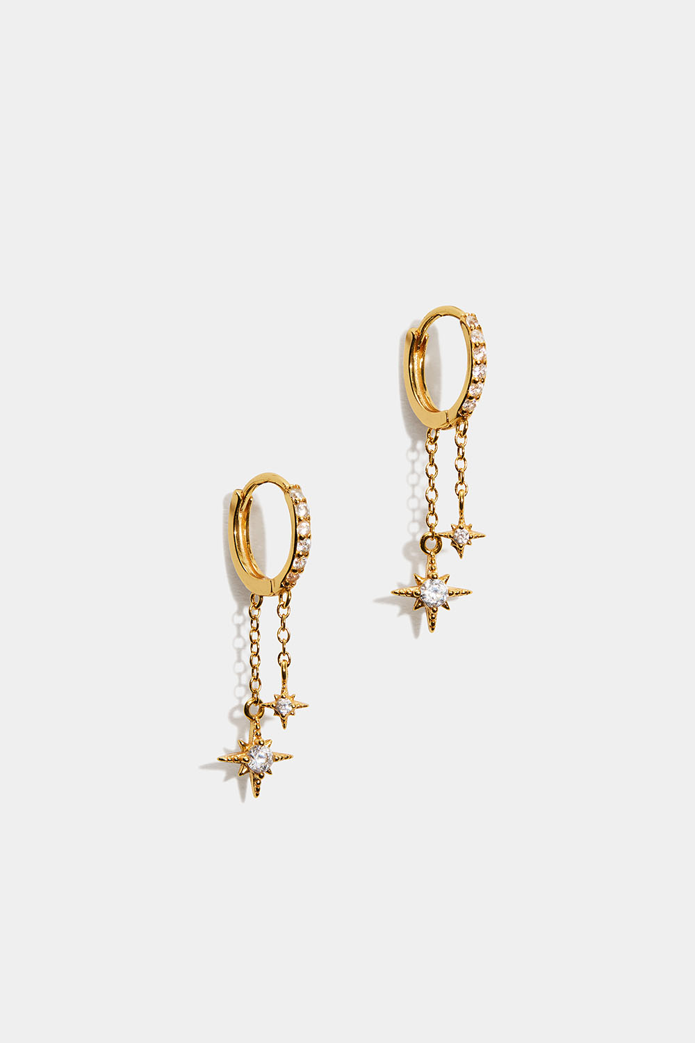 Små hoops i i 18k guldpläterat äkta silver med stjärnhängen och Cubic Zirconia i gruppen Guldpläterat äkta silver / Guldpläterade örhängen hos Glitter (553006242000)