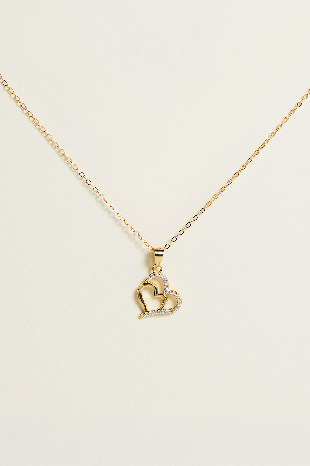 Halsband i 18k guldpläterat äkta silver med dubbelhjärta och Cubic Zirconia i gruppen Smycken / Halsband / Halsband med hänge hos Glitter (554001442002)