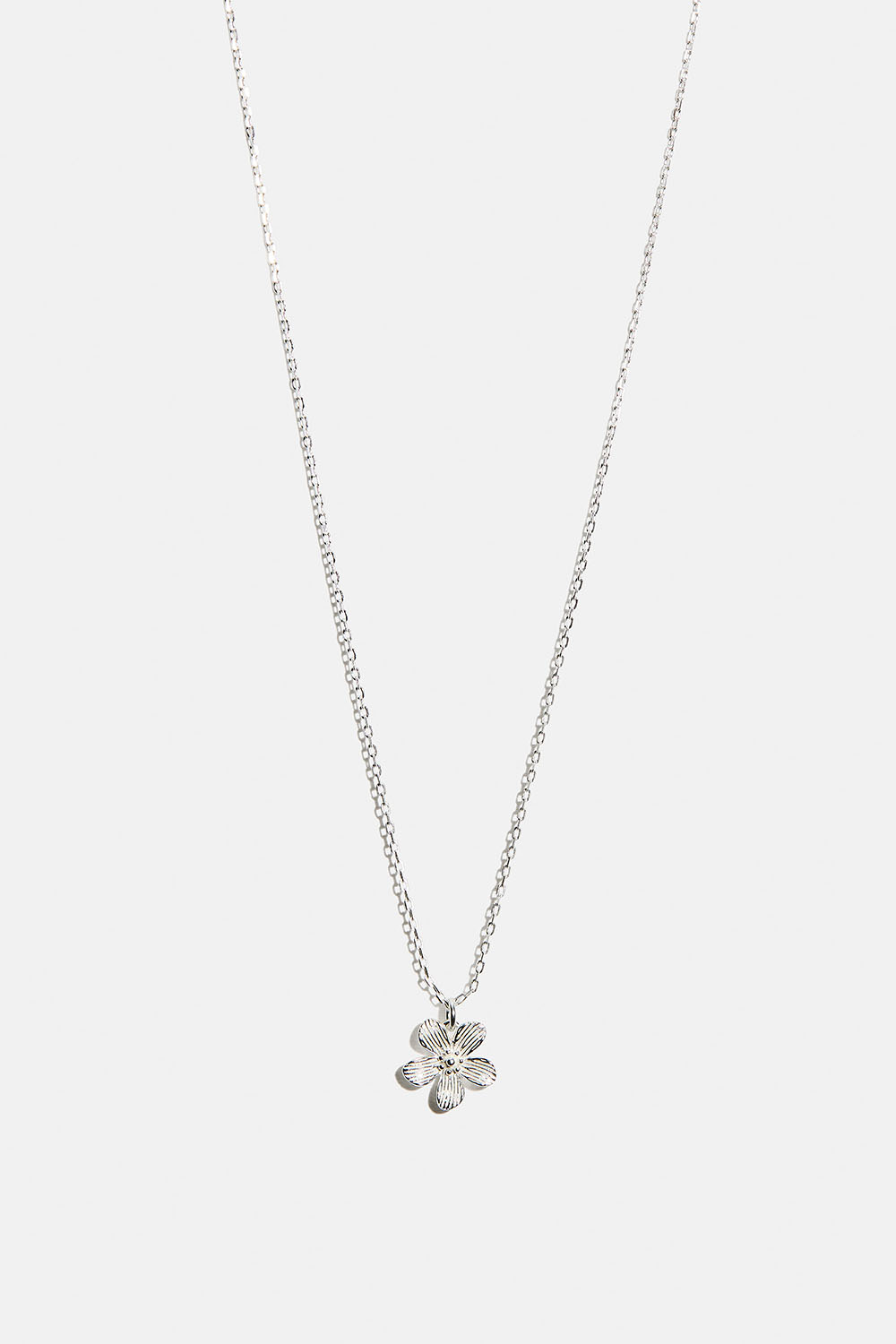 Halsband i äkta silver med texturerade blomma i gruppen Äkta silver / Silverhalsband / Halsband i äkta silver med hänge hos Glitter (554004251001)