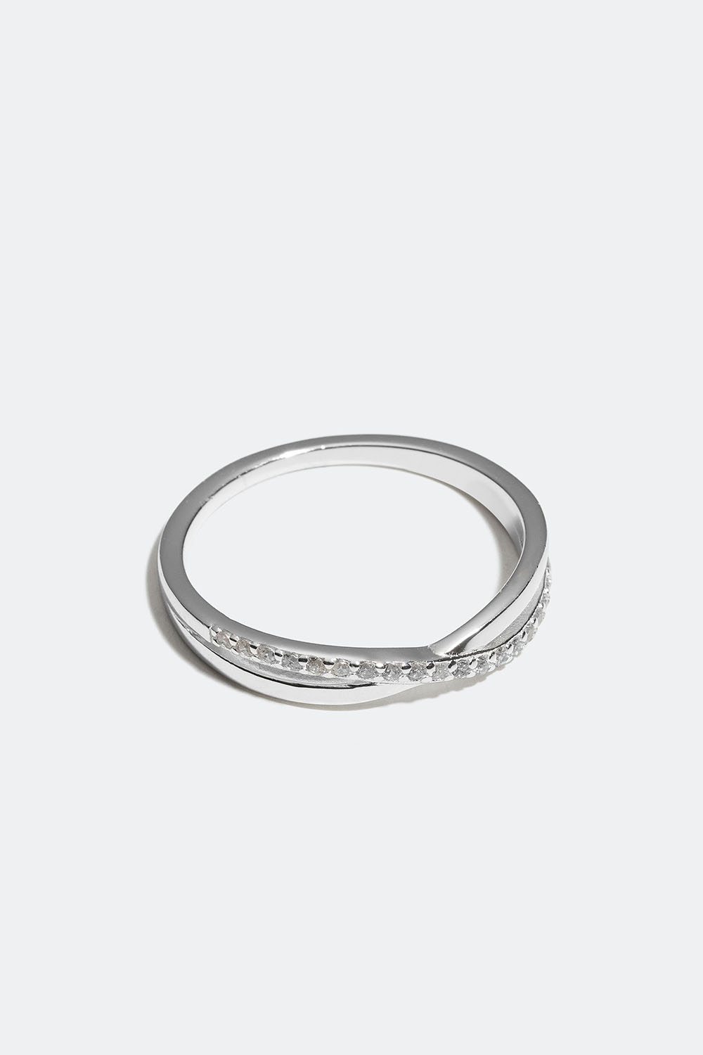 Ring i äkta silver med korsad design och Cubic Zirconia i gruppen Äkta silver / Silverringar / Silver hos Glitter (55600065)