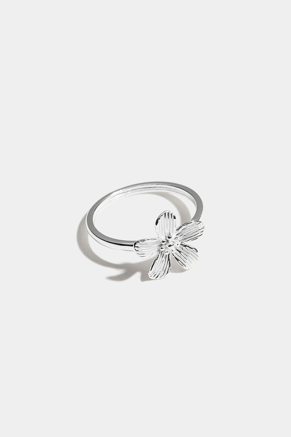 Ring i äkta silver med blomma i gruppen Äkta silver / Silverringar hos Glitter (5560020310)