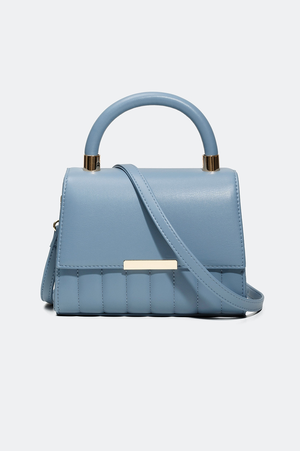 Blå handväska med quiltade ränder och axelrem